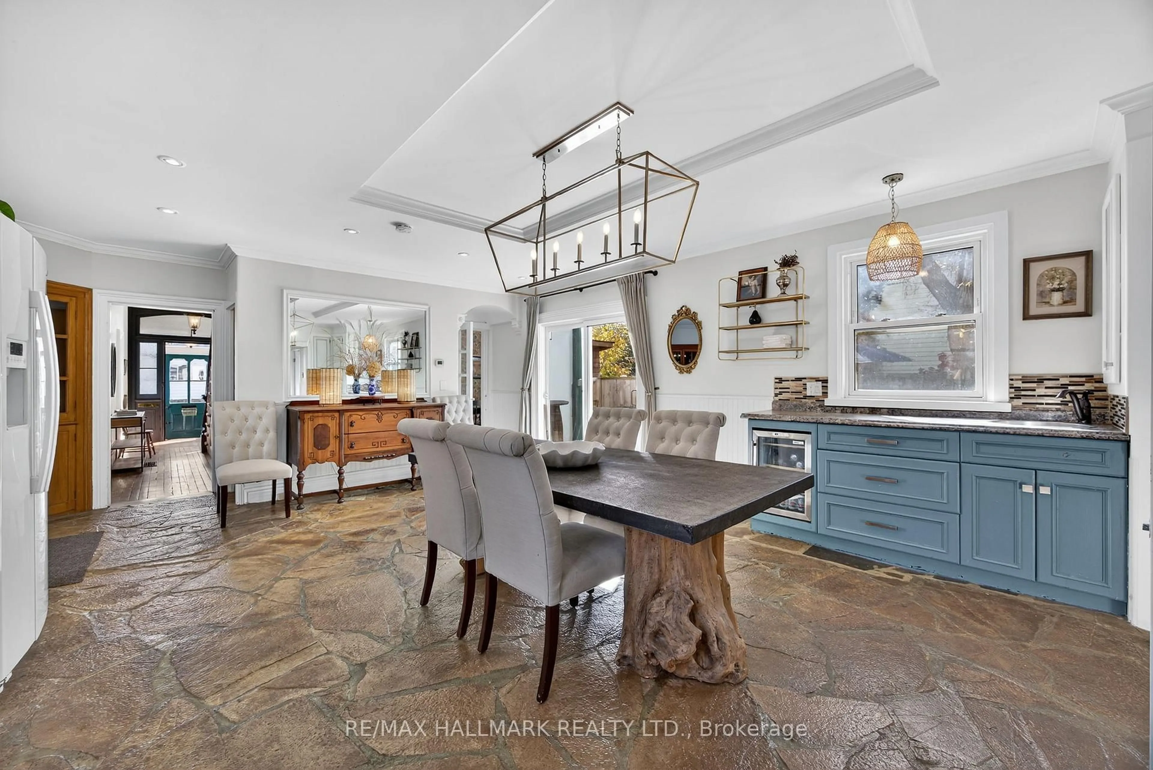 Open concept kitchen, ceramic/tile floor for 84 Wellington St, Barrie Ontario L4M 3K9