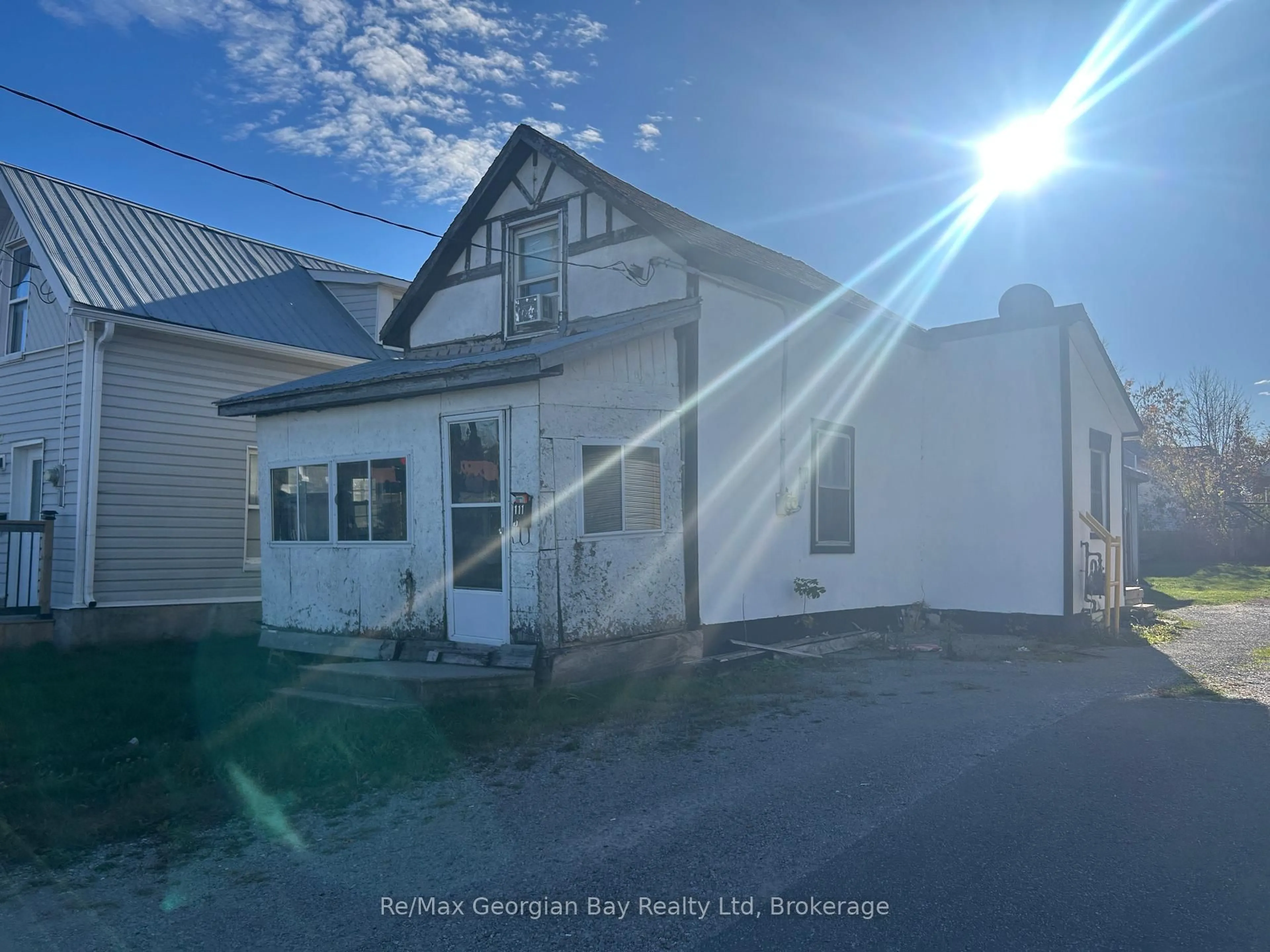 A pic from outside/outdoor area/front of a property/back of a property/a pic from drone, street for 111 ANDREW St, Orillia Ontario L3V 5J3