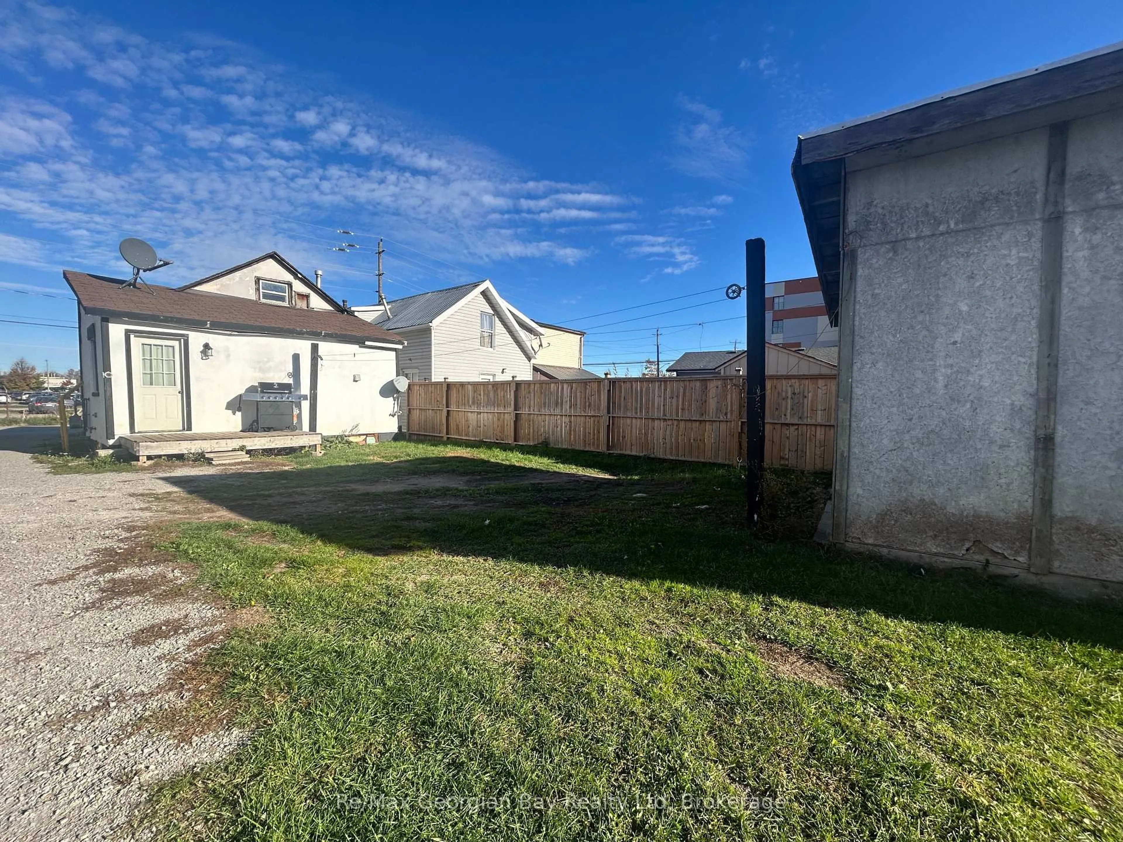 A pic from outside/outdoor area/front of a property/back of a property/a pic from drone, street for 111 ANDREW St, Orillia Ontario L3V 5J3