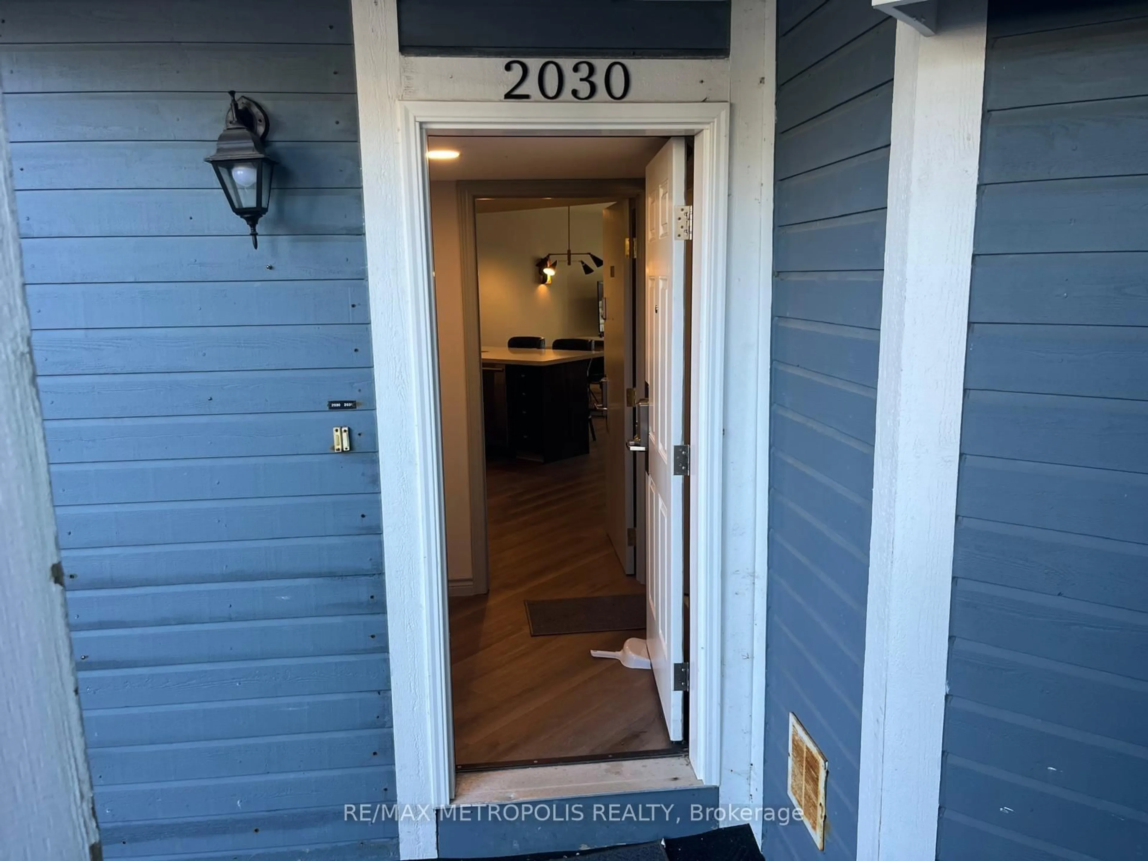 Indoor entryway for 90 Highland Dr #2030-31, Oro-Medonte Ontario L0L 2L0