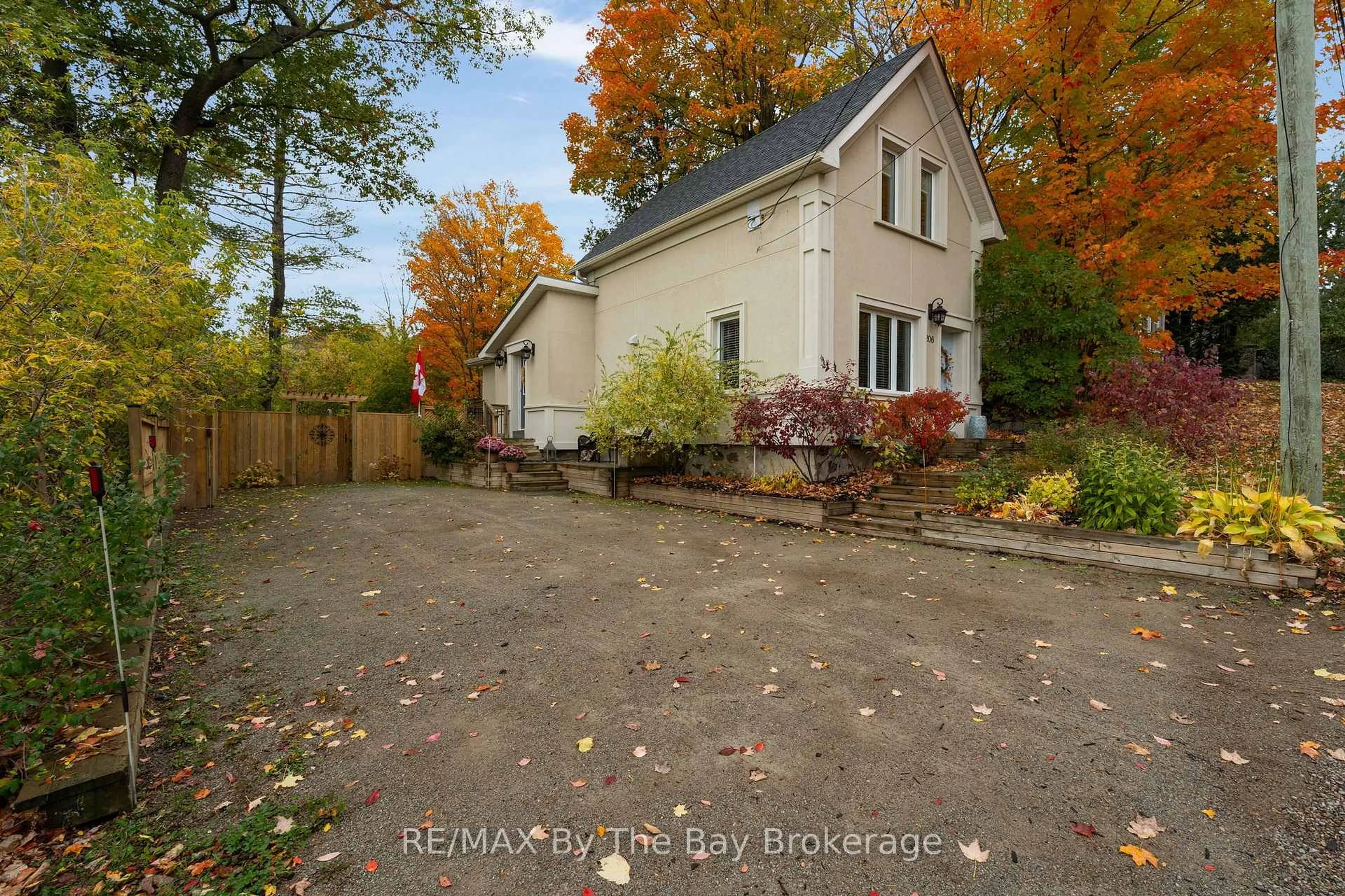 A pic from outside/outdoor area/front of a property/back of a property/a pic from drone, street for 206 Centennial Dr, Midland Ontario L4R 5J4