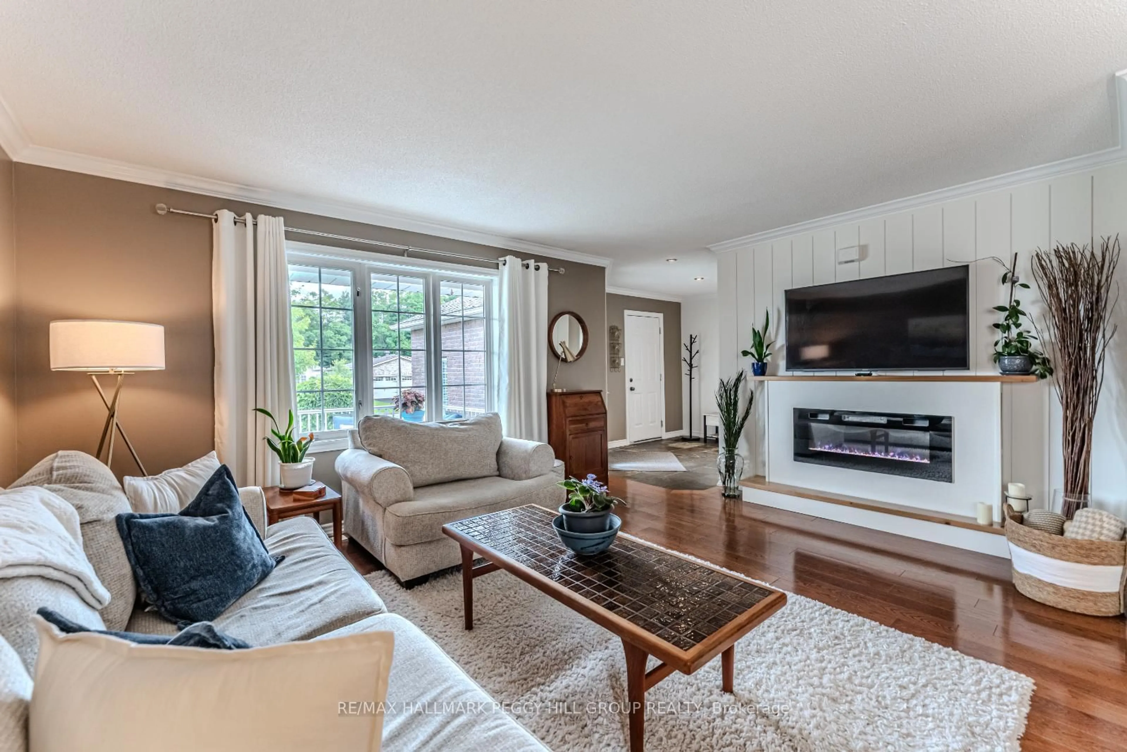 Living room with furniture, unknown for 95 Crompton Dr, Barrie Ontario L4M 6P1