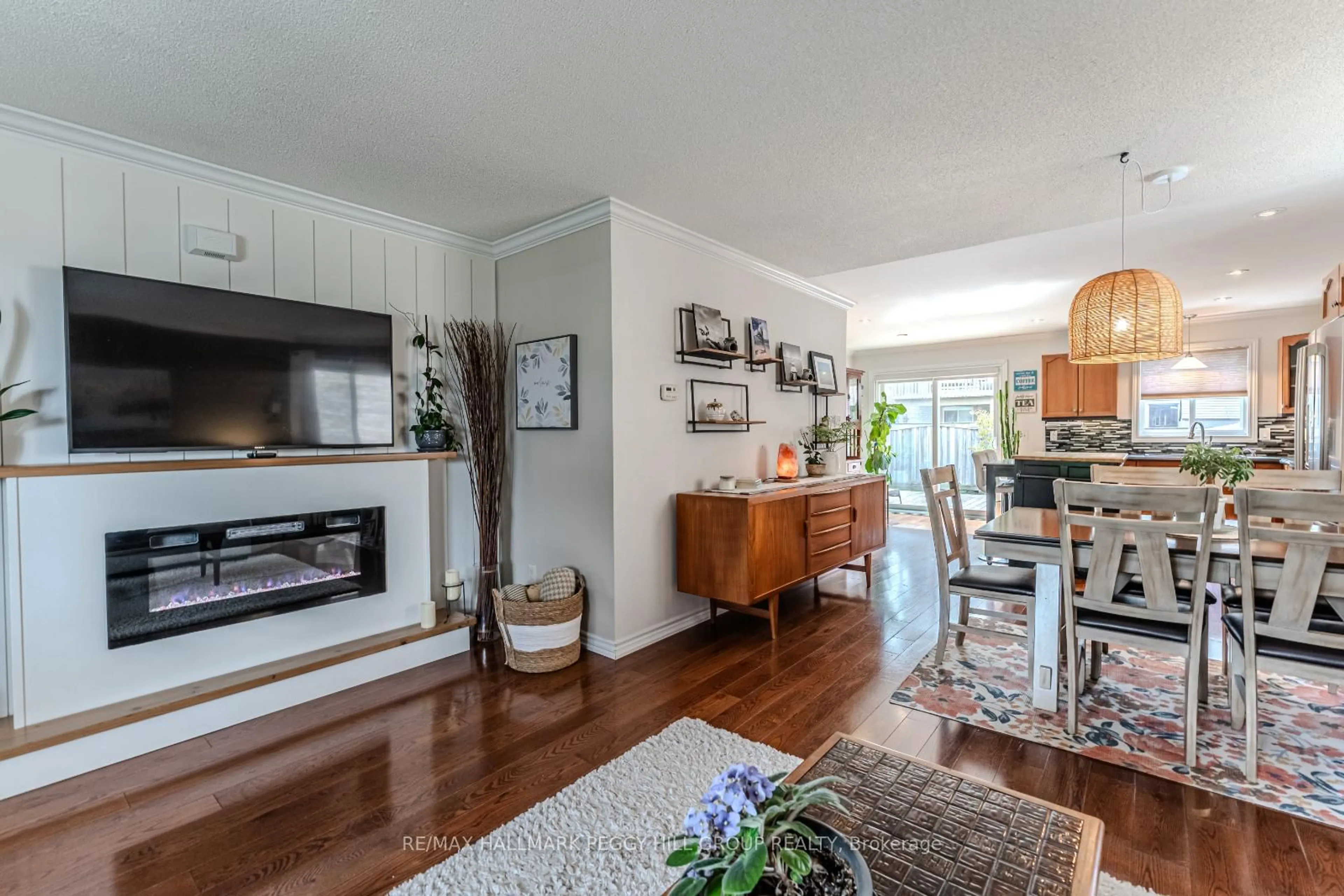 Living room with furniture, wood/laminate floor for 95 Crompton Dr, Barrie Ontario L4M 6P1