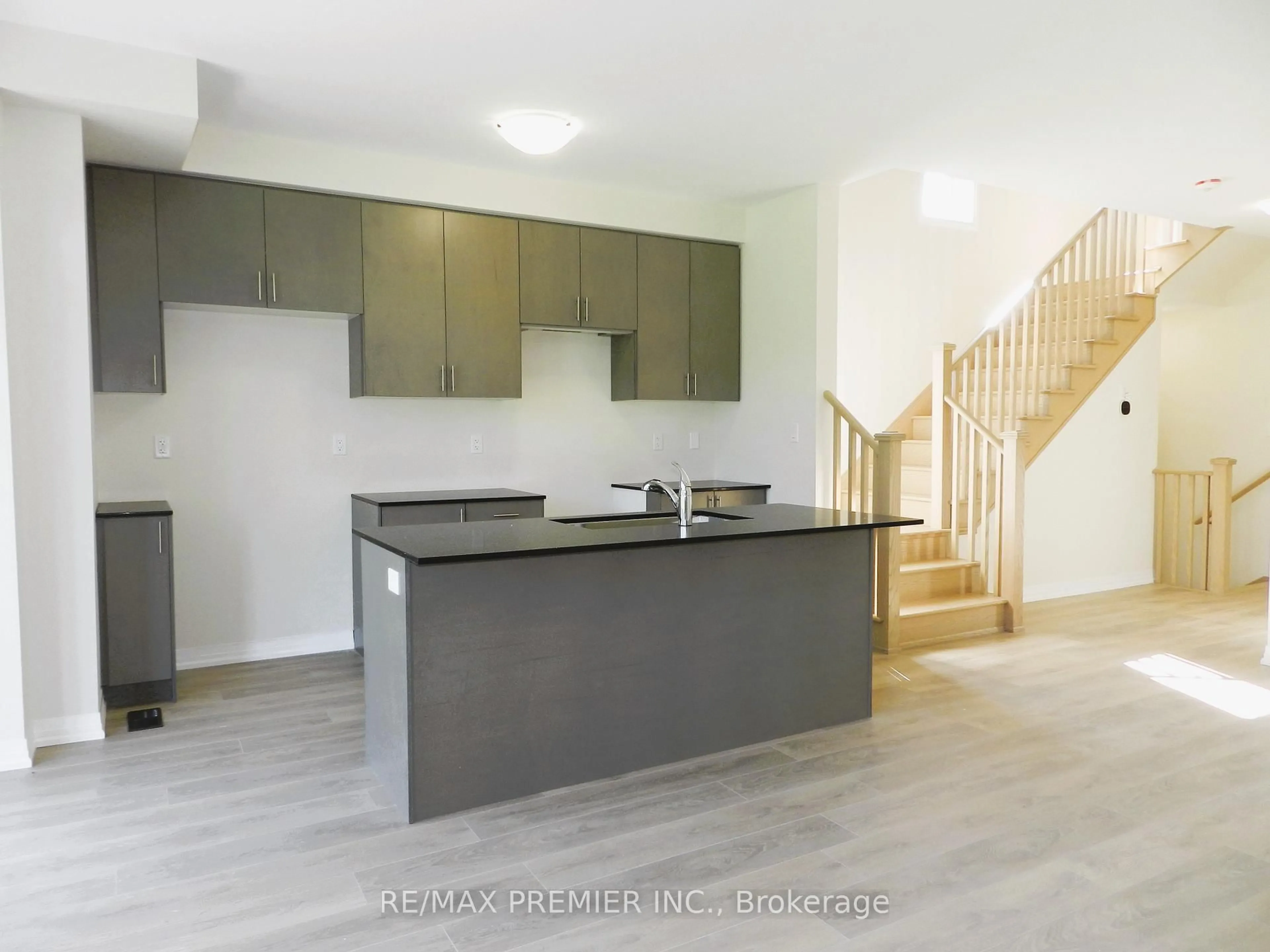 Open concept kitchen, unknown for 94 Turnberry Lane, Barrie Ontario L4N 6K7