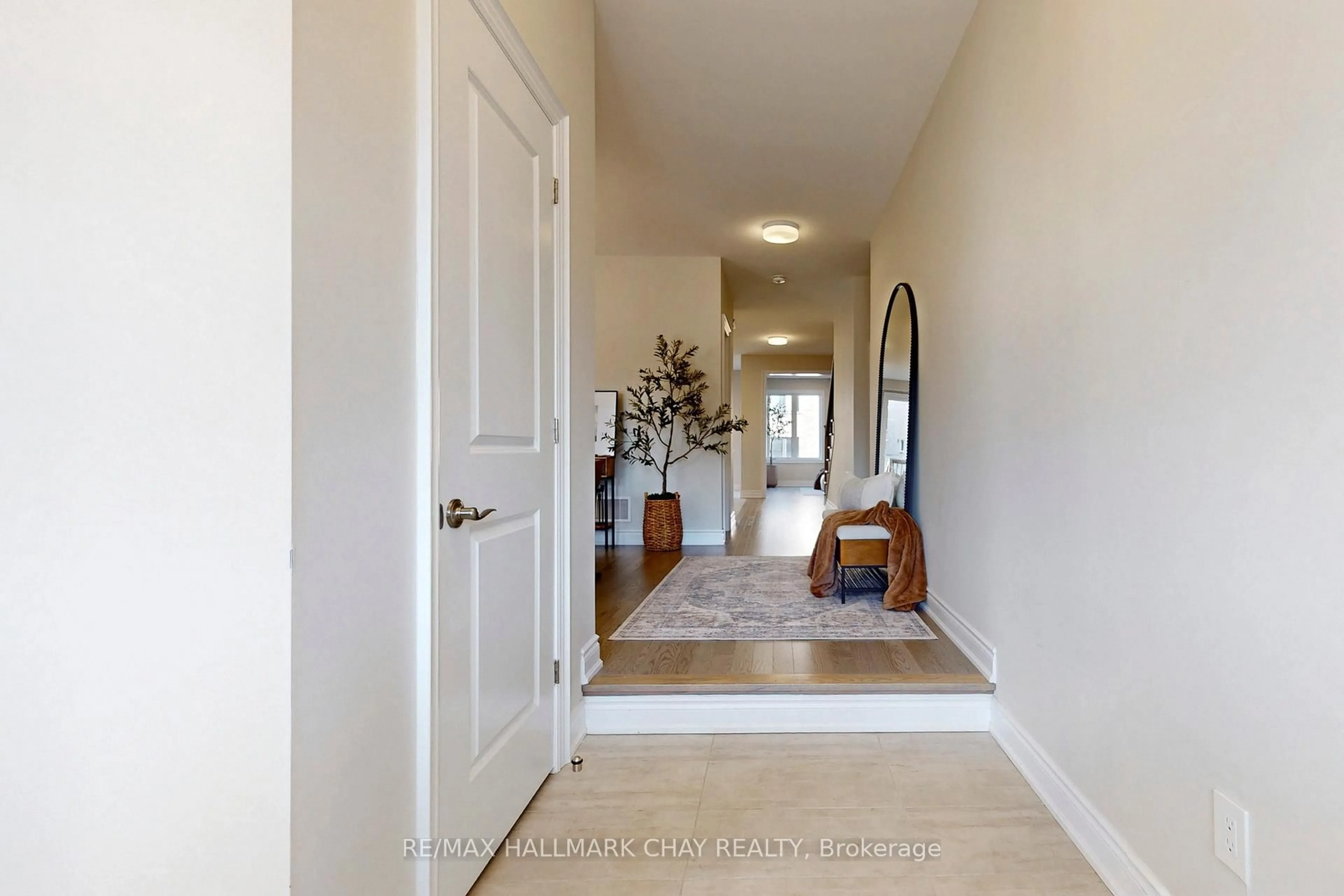 Indoor entryway for 109 Bearberry Rd, Springwater Ontario L9X 2C8