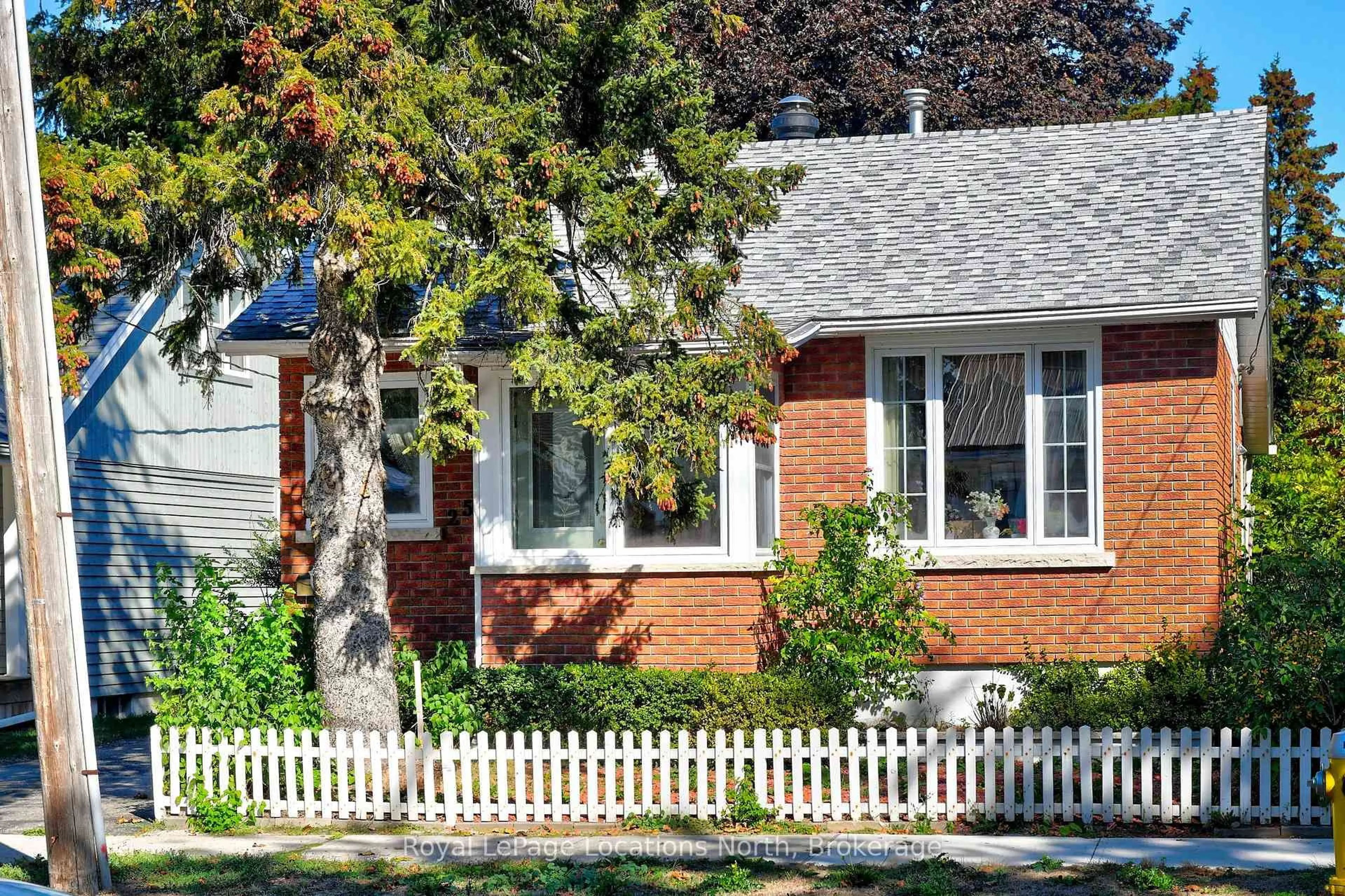 Home with brick exterior material, street for 25 Ninth St, Collingwood Ontario L9Y 2E9