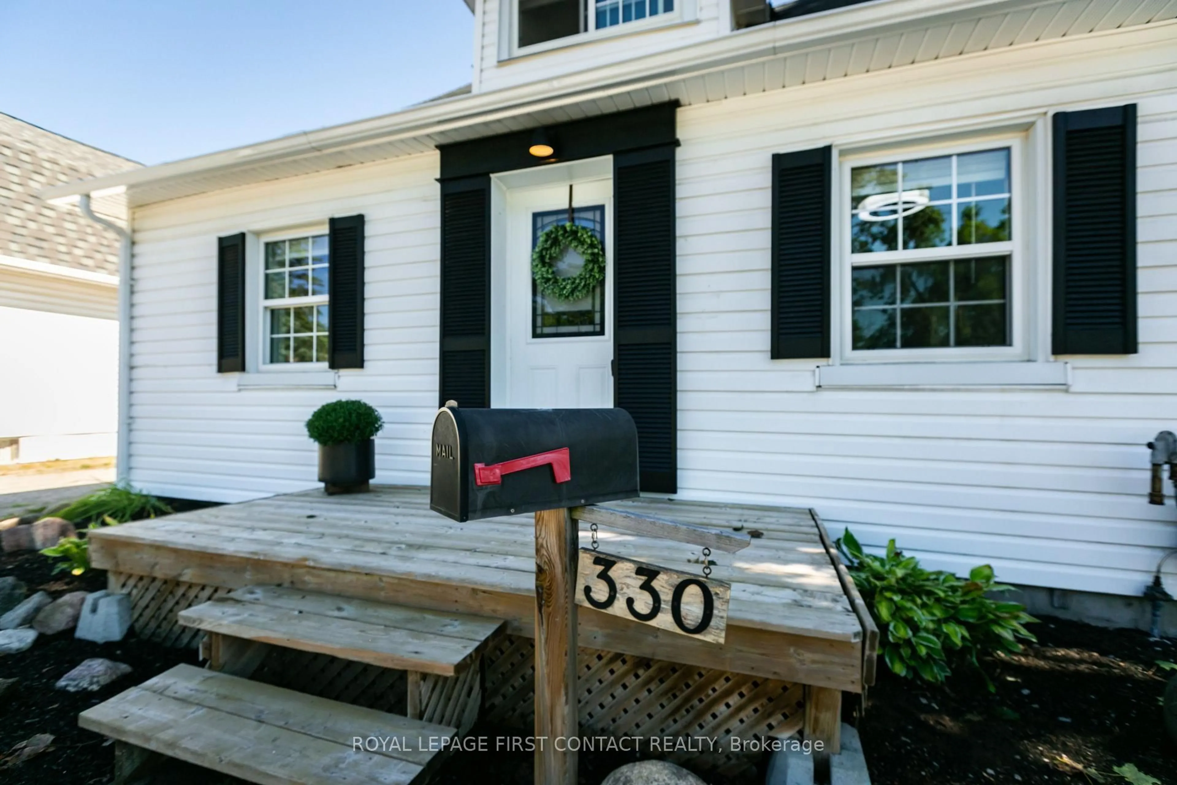 Home with vinyl exterior material, street for 330 Laclie St, Orillia Ontario L3V 4P3