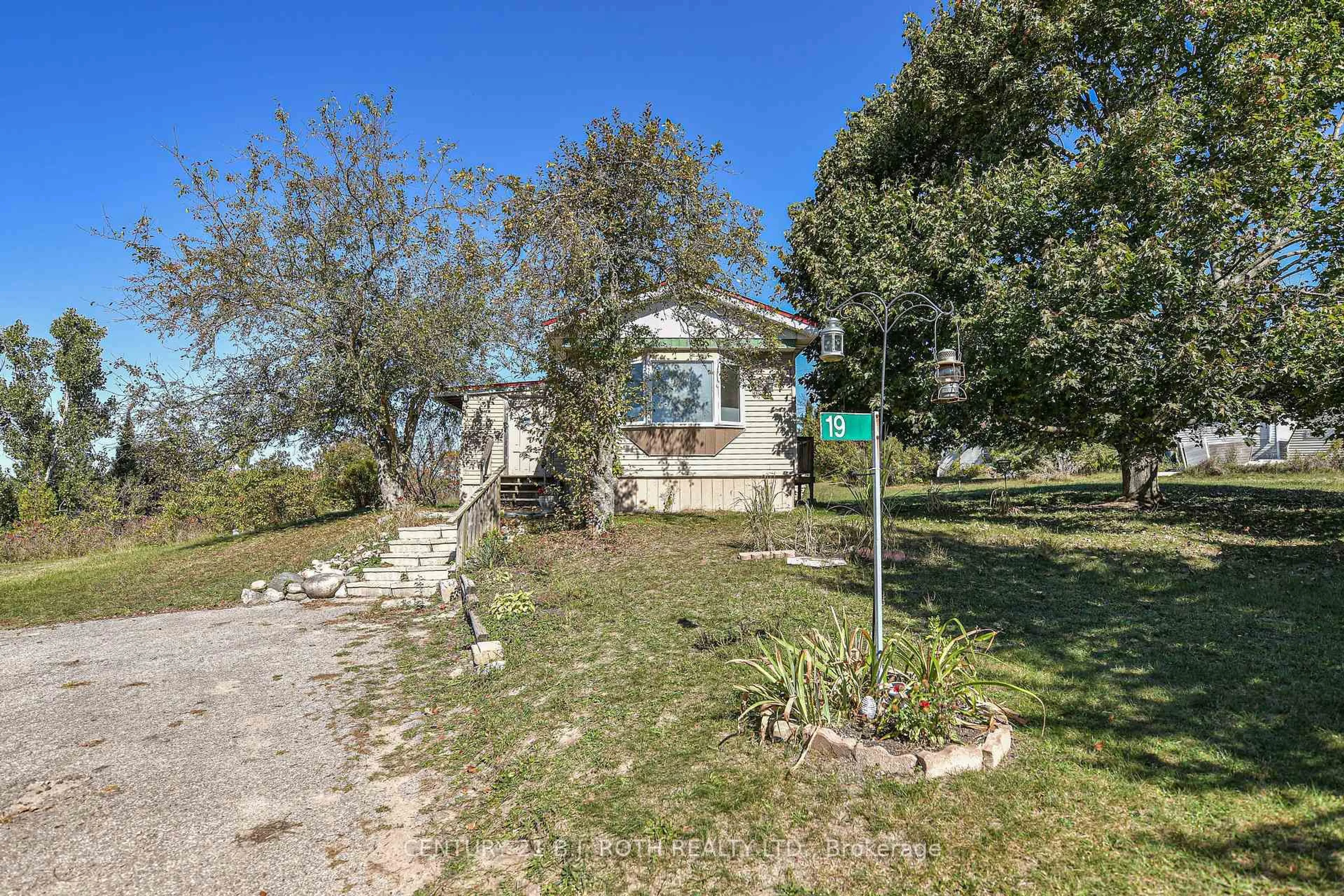 A pic from outside/outdoor area/front of a property/back of a property/a pic from drone, street for 19 Claremont Cres, Oro-Medonte Ontario L3V 0P9