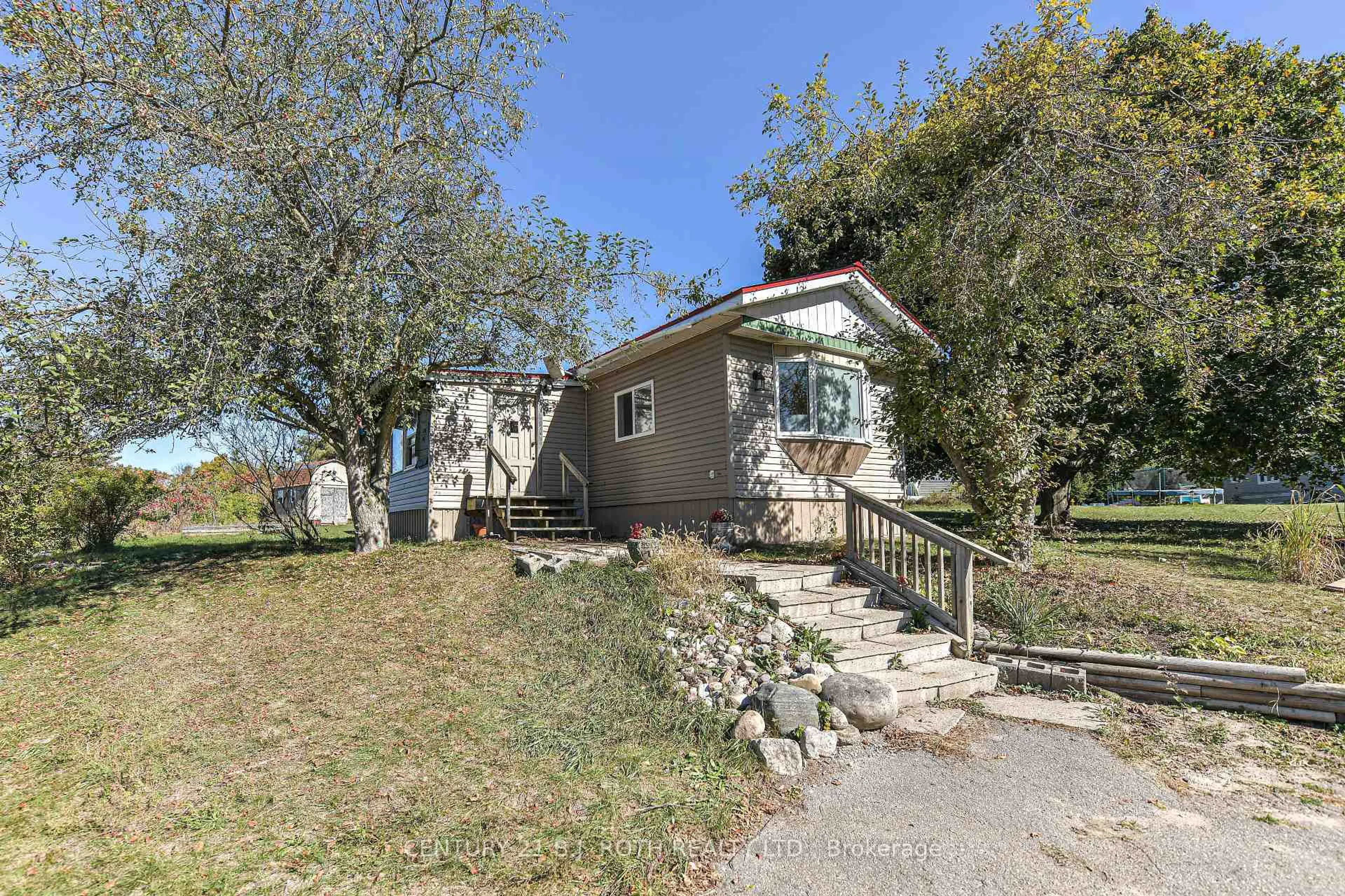 Patio, street for 19 Claremont Cres, Oro-Medonte Ontario L3V 0P9