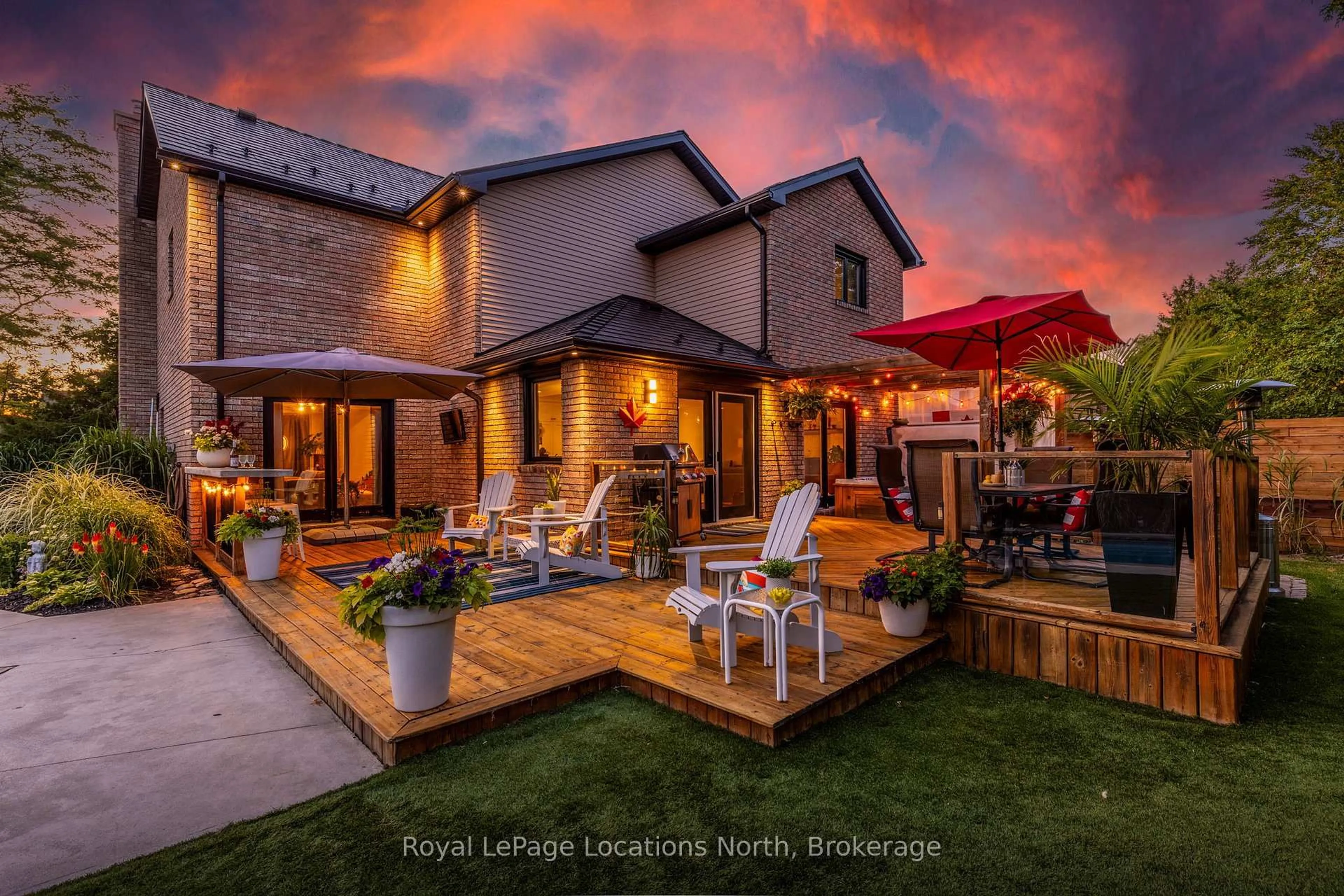 Patio, street for 8 Burnside Crt, Collingwood Ontario L9Y 4R7