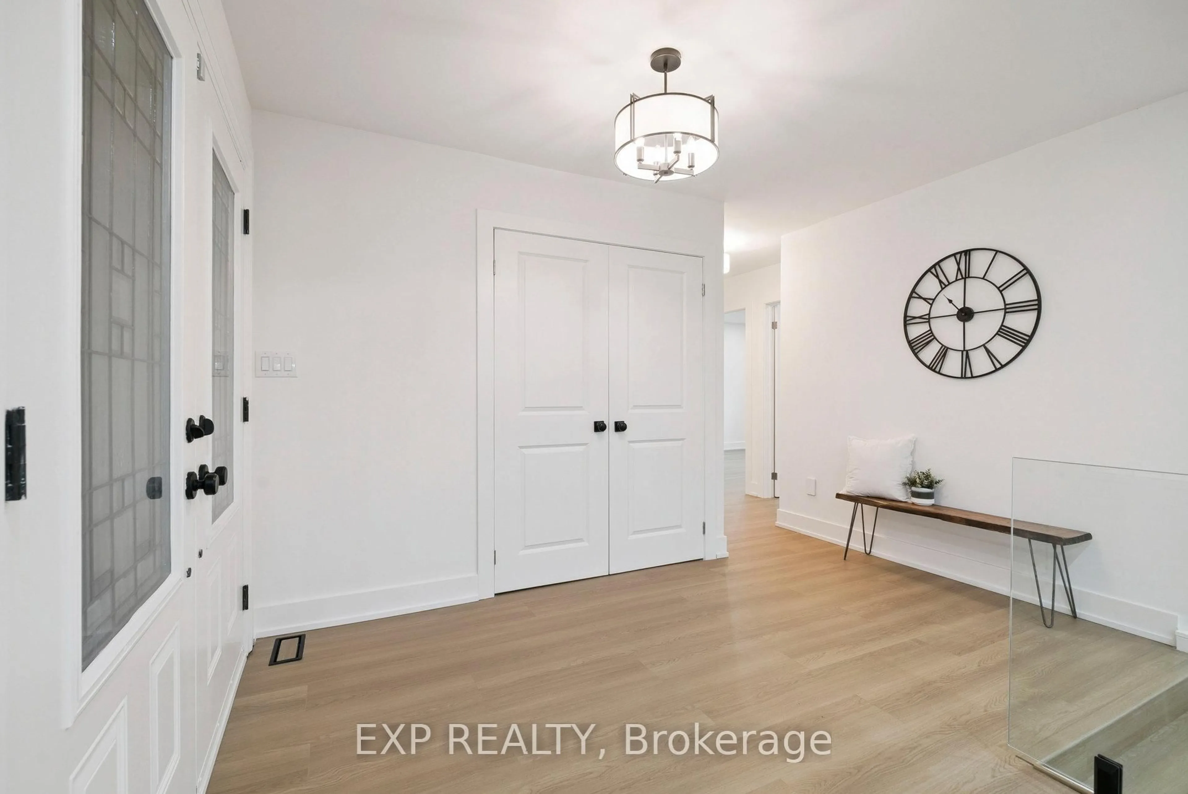 Indoor entryway for 1083 Line 15, Oro-Medonte Ontario L3V 8J1