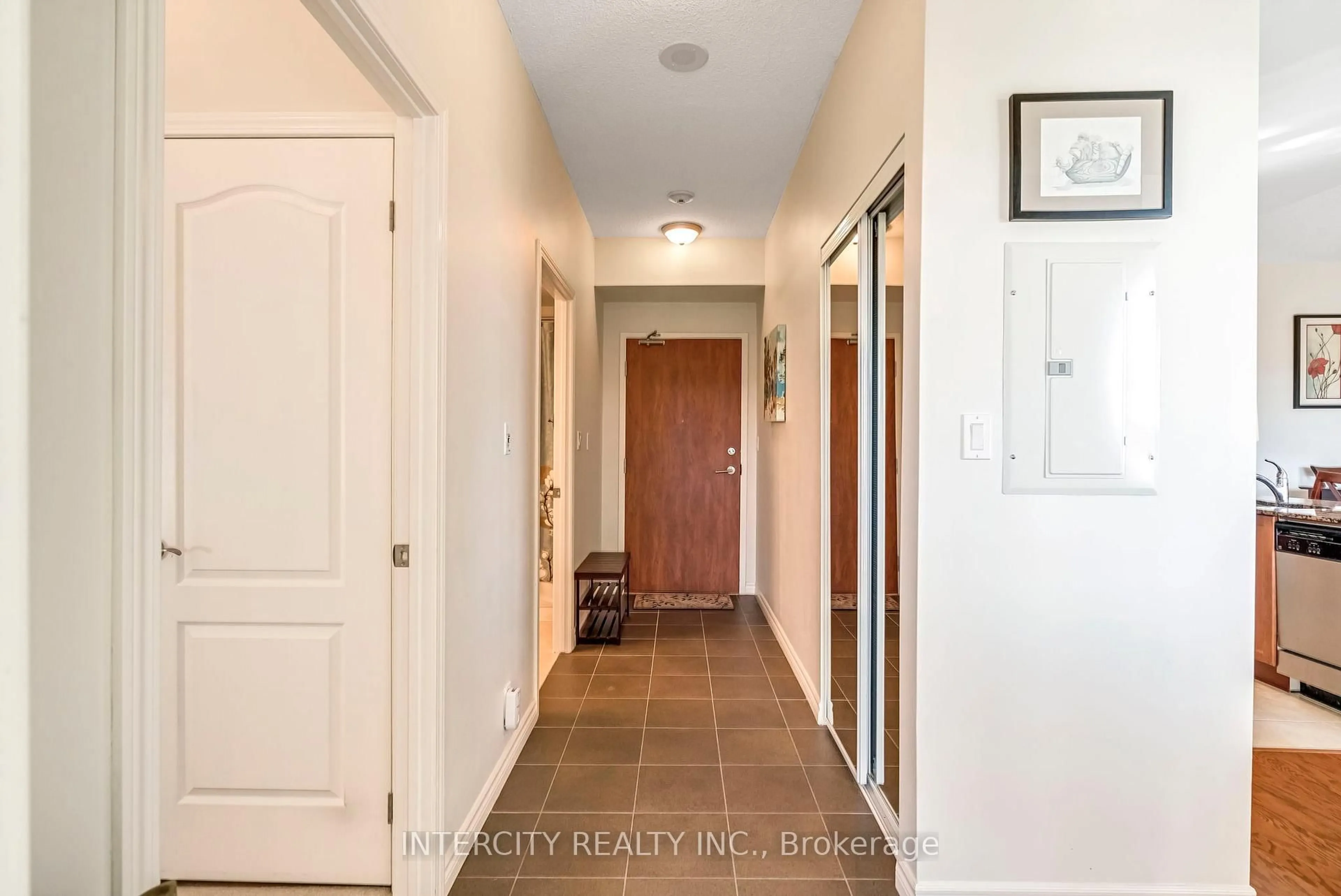 Indoor entryway for 699 Aberdeen Blvd #1007, Midland Ontario L4R 5P2