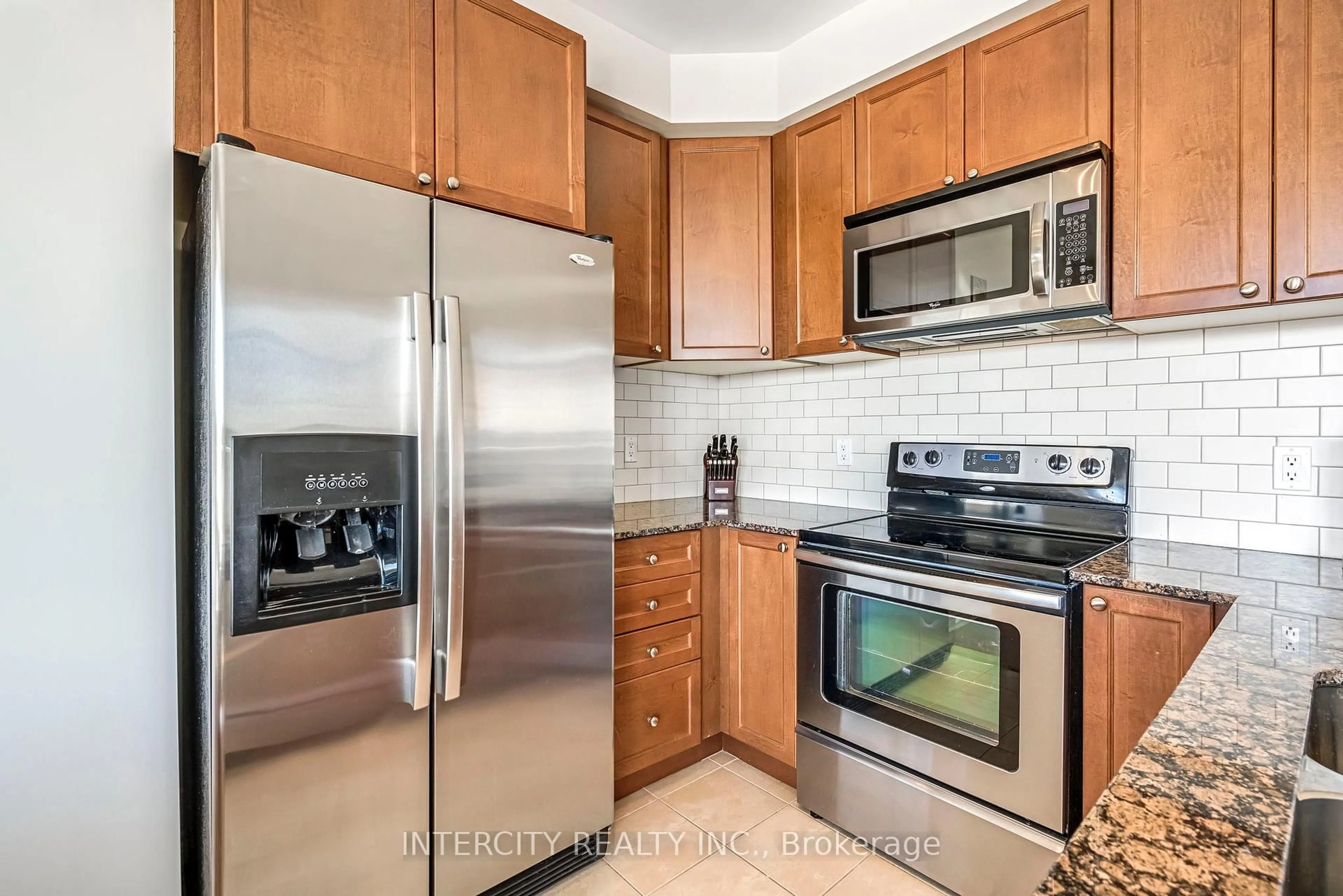 Standard kitchen, ceramic/tile floor for 699 Aberdeen Blvd #1007, Midland Ontario L4R 5P2