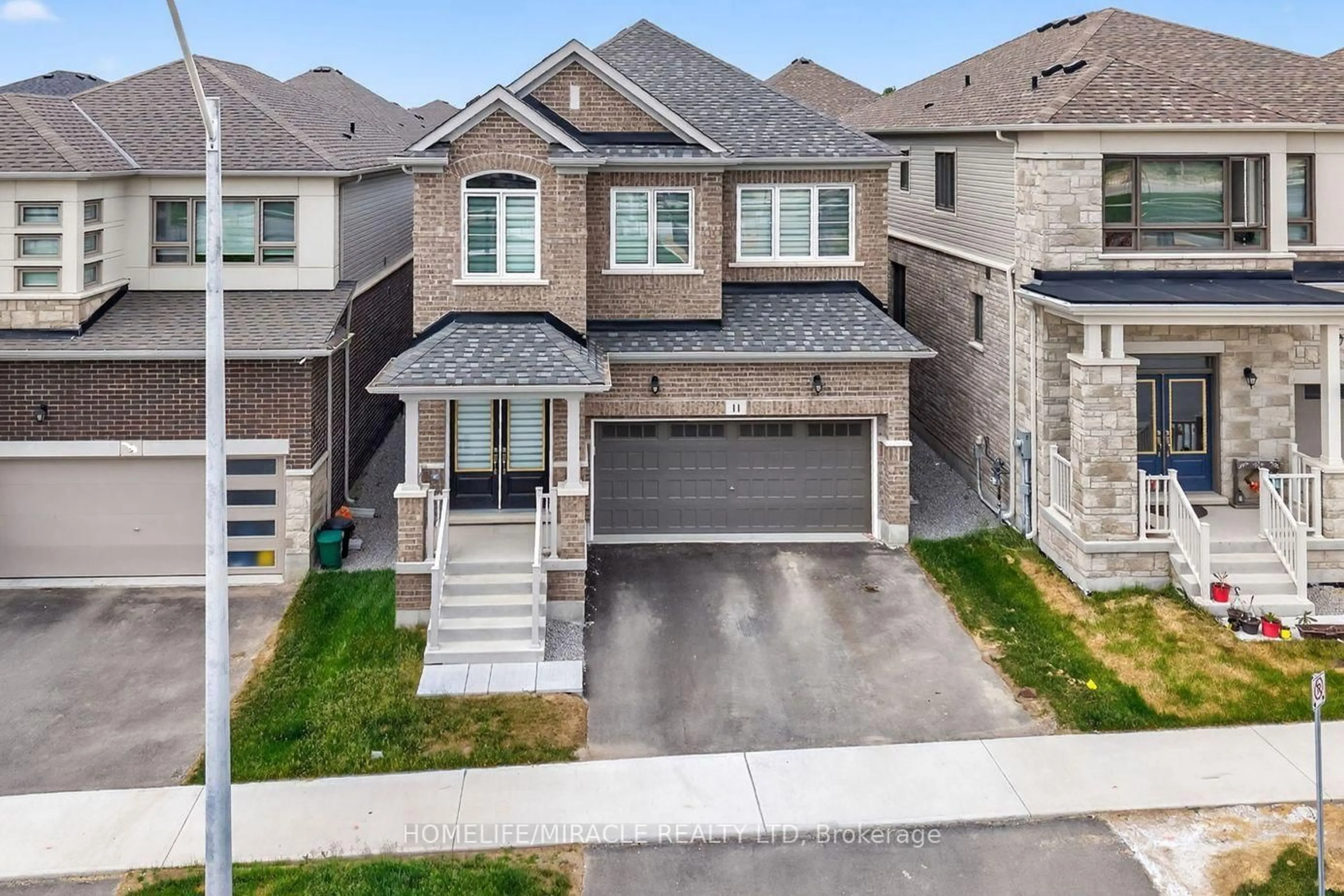 A pic from outside/outdoor area/front of a property/back of a property/a pic from drone, street for 11 Phoenix Blvd, Barrie Ontario L9S 2Z4