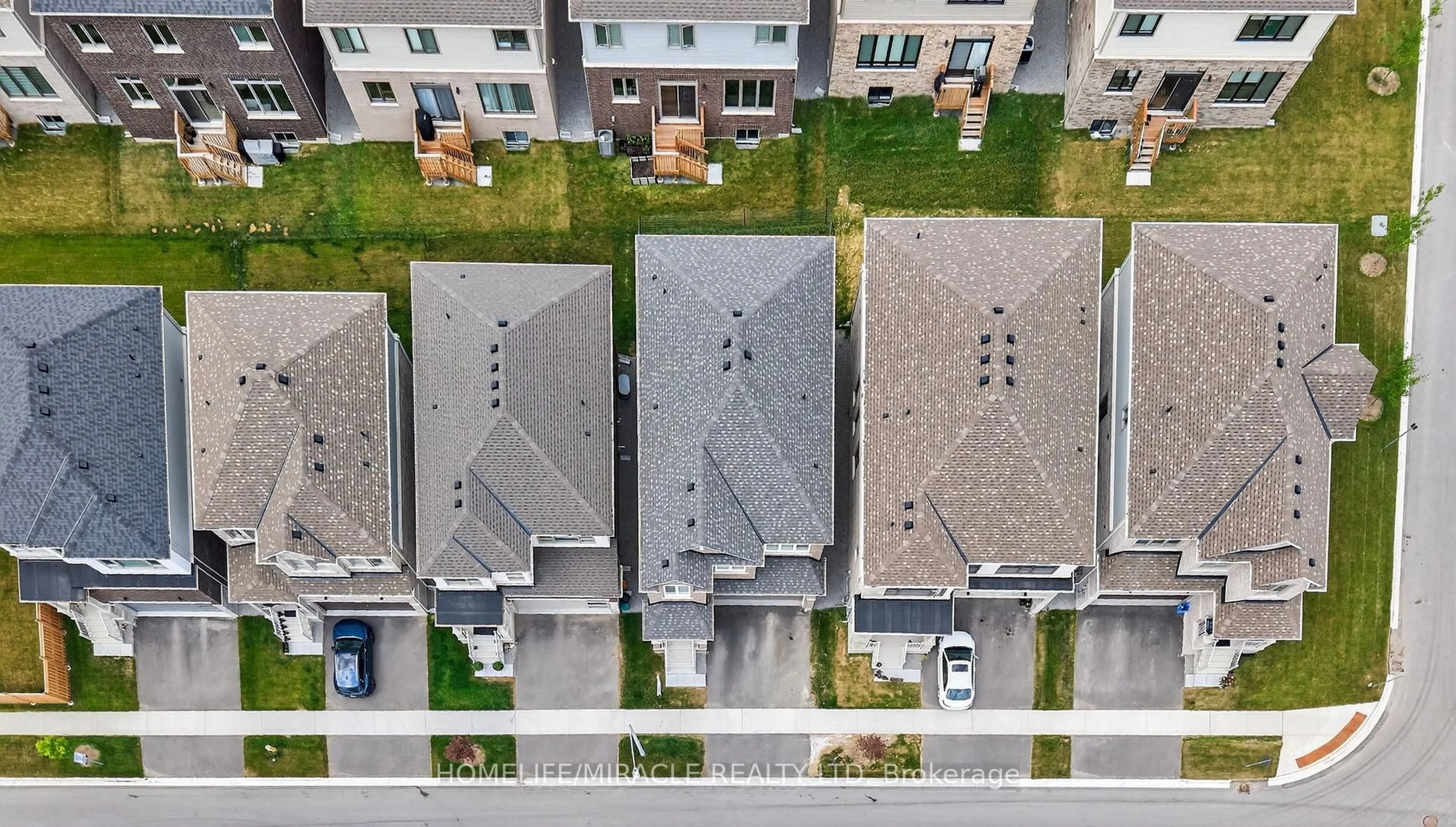 A pic from outside/outdoor area/front of a property/back of a property/a pic from drone, unknown for 11 Phoenix Blvd, Barrie Ontario L9S 2Z4