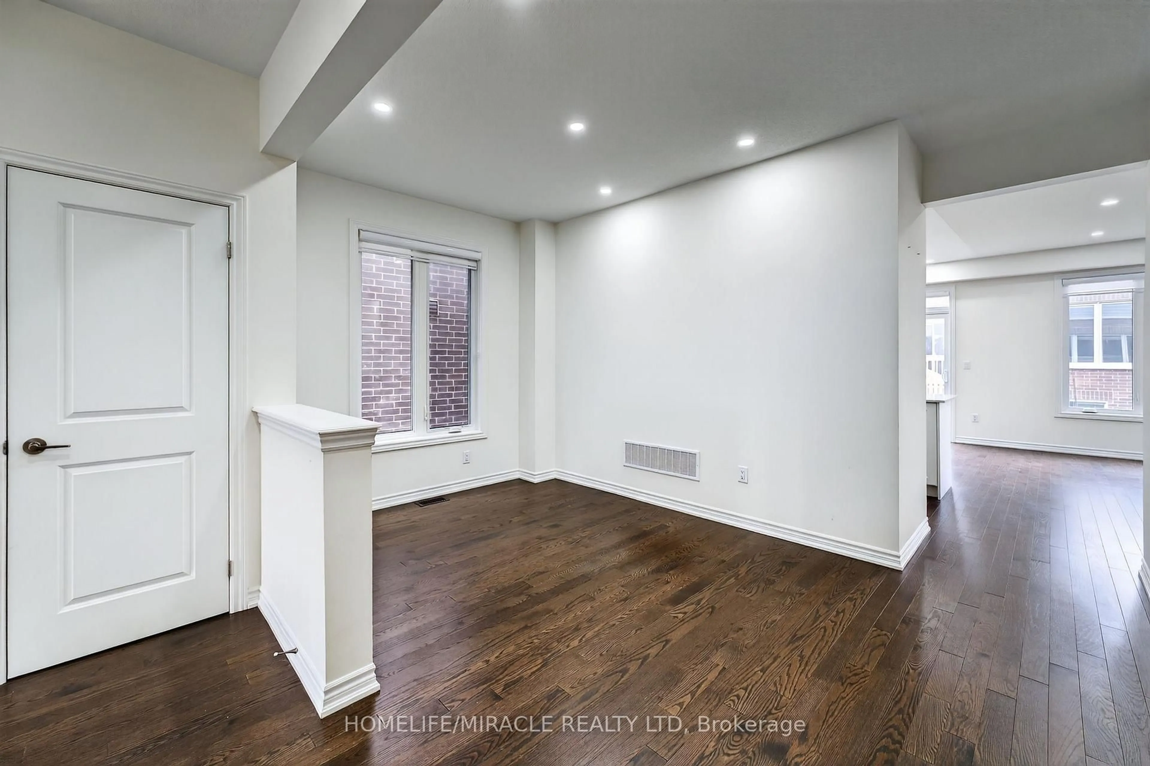 A pic of a room for 11 Phoenix Blvd, Barrie Ontario L9S 2Z4