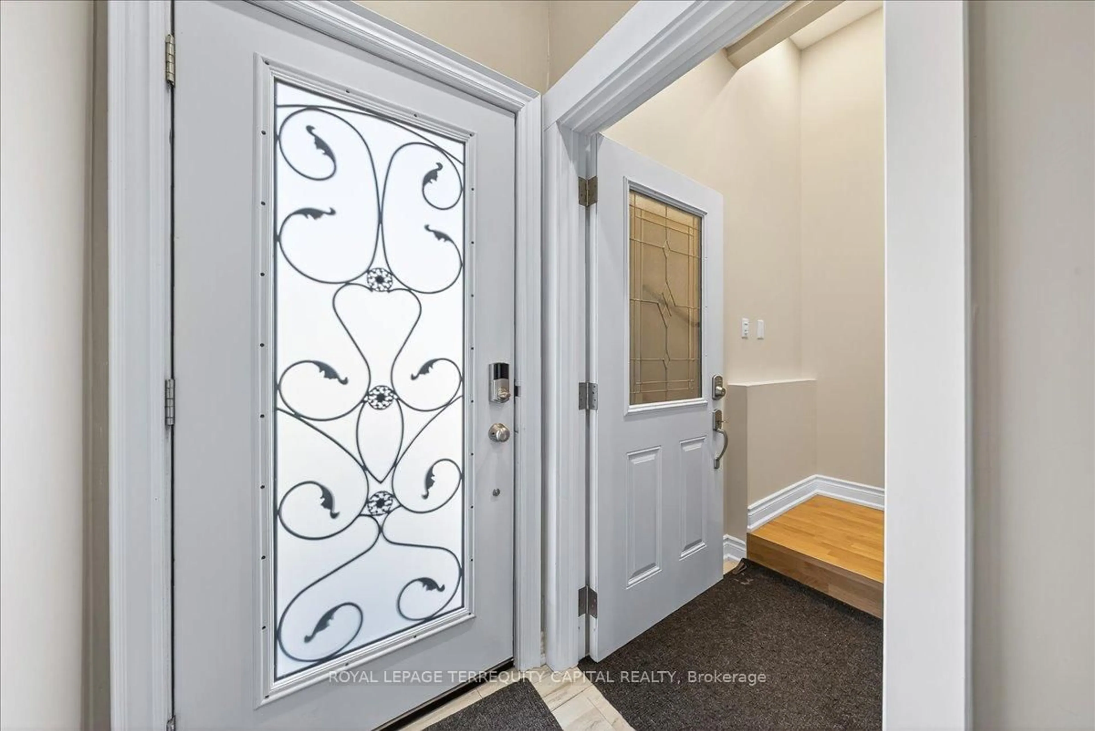 Indoor entryway for 30 Indianola Cres, Wasaga Beach Ontario L9Z 2W3