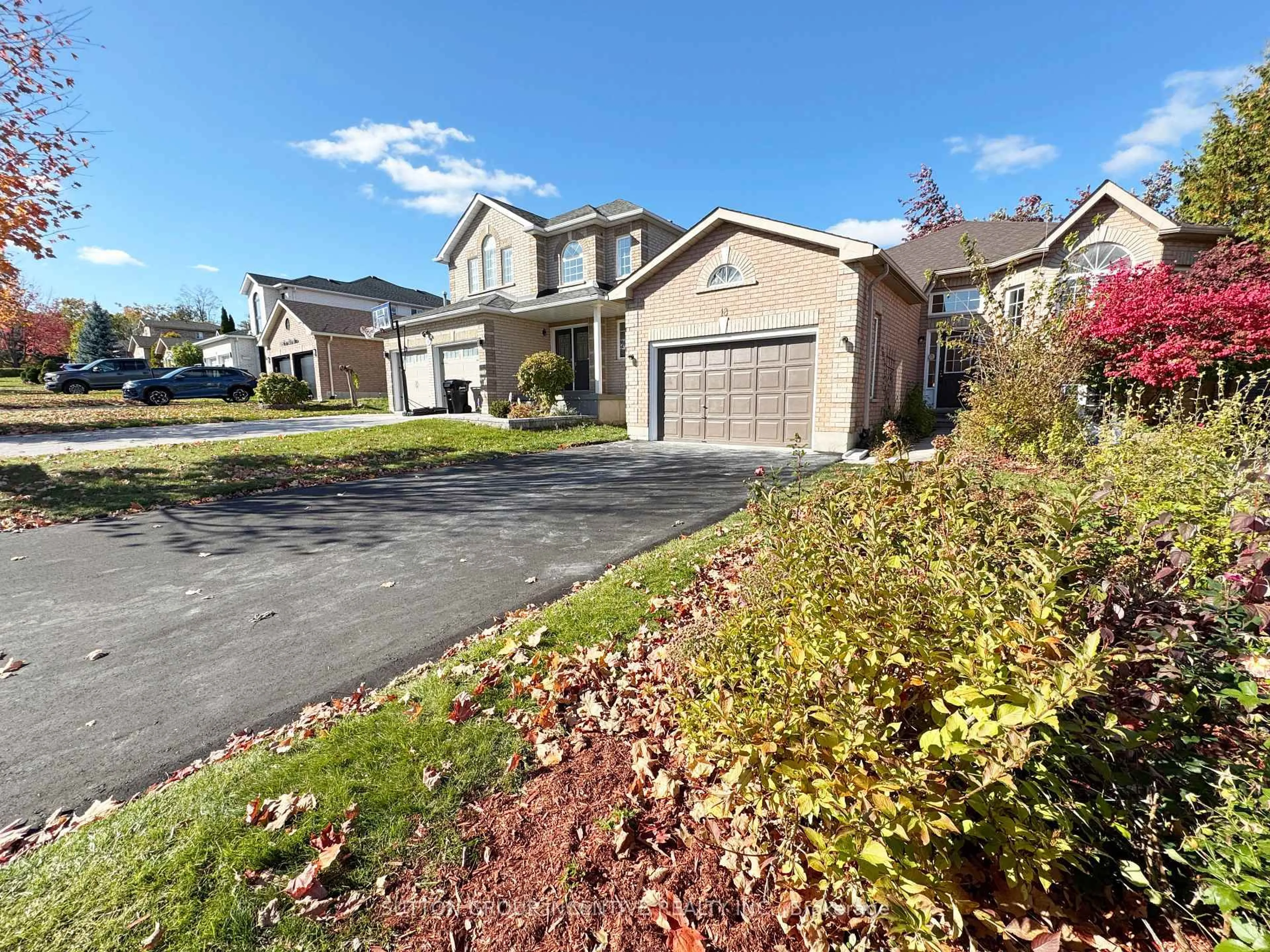 A pic from outside/outdoor area/front of a property/back of a property/a pic from drone, street for 18 Forest Dale Dr, Barrie Ontario L4M 6M7