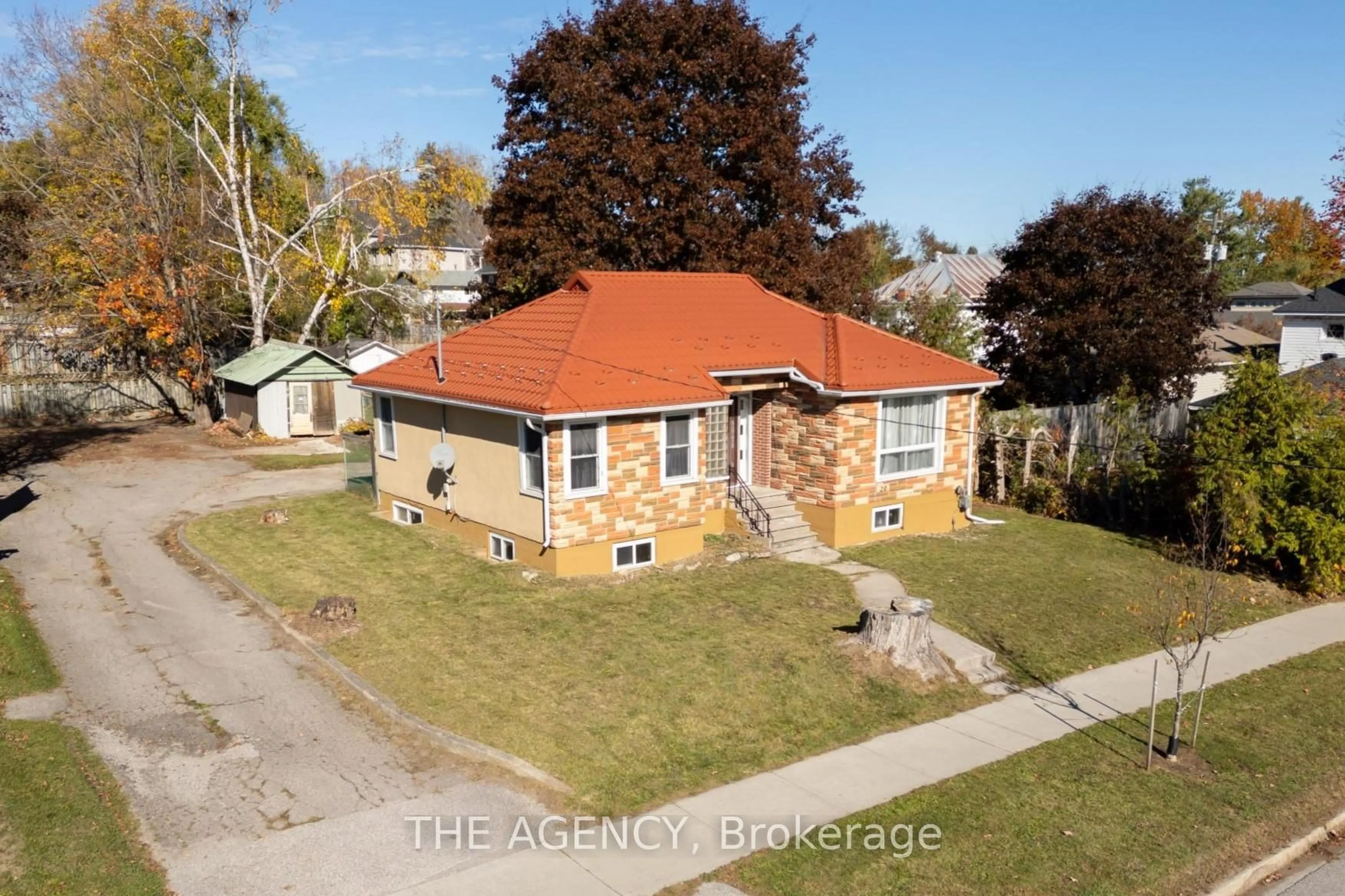 A pic from outside/outdoor area/front of a property/back of a property/a pic from drone, street for 20 Rose Ave, Orillia Ontario L3V 2N5