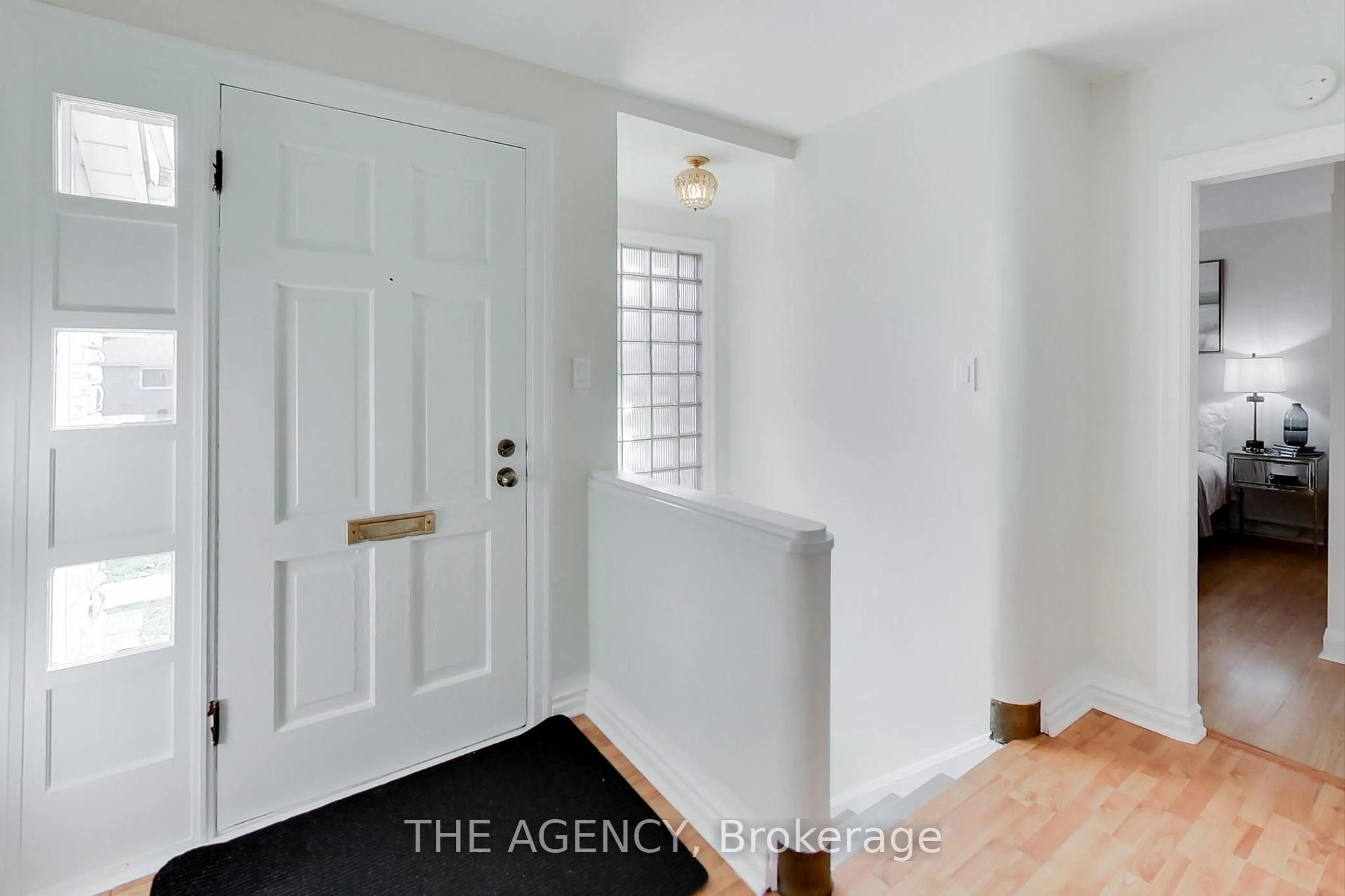 Indoor entryway for 20 Rose Ave, Orillia Ontario L3V 2N5