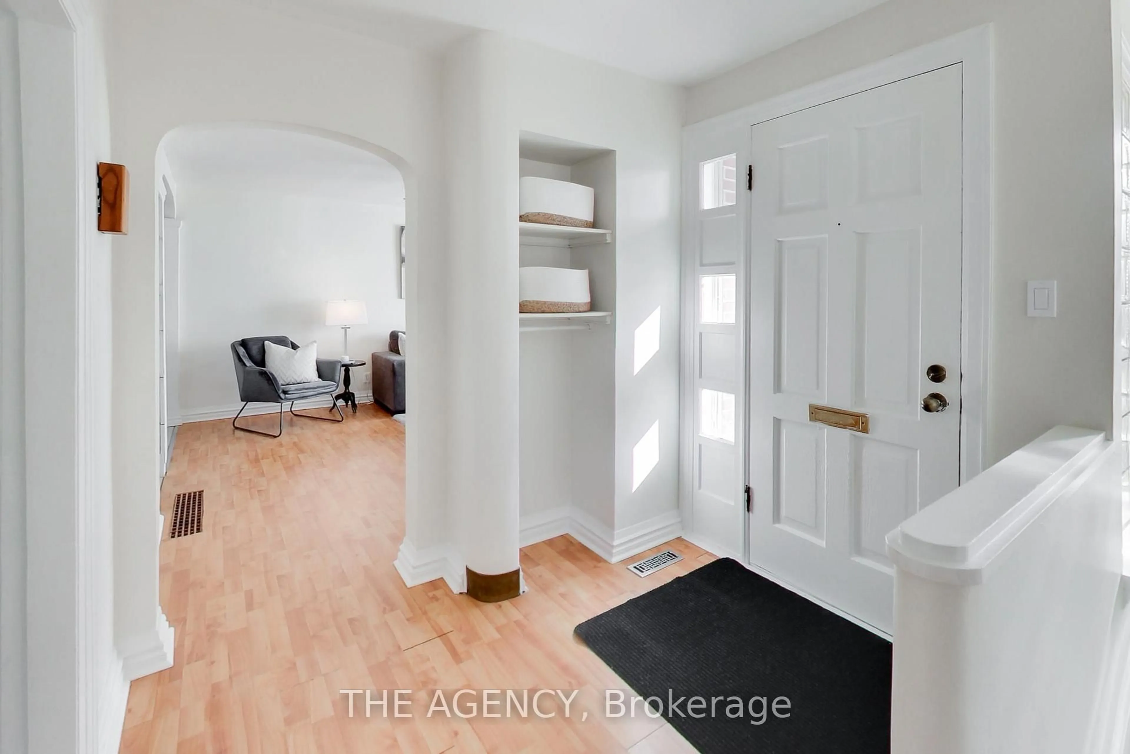 Indoor entryway for 20 Rose Ave, Orillia Ontario L3V 2N5