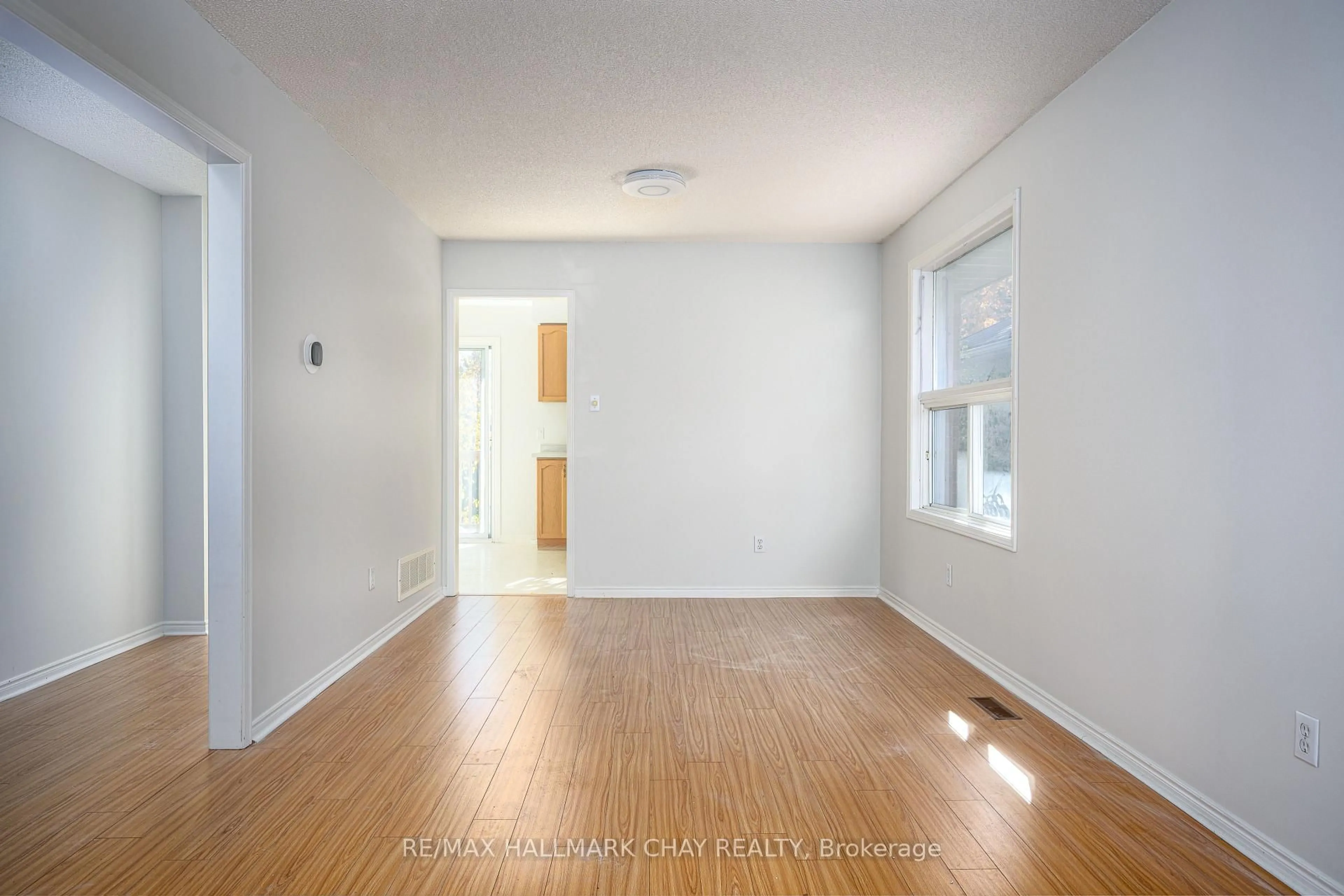 A pic of a room for 197 Livingstone St, Barrie Ontario L4N 6Z9
