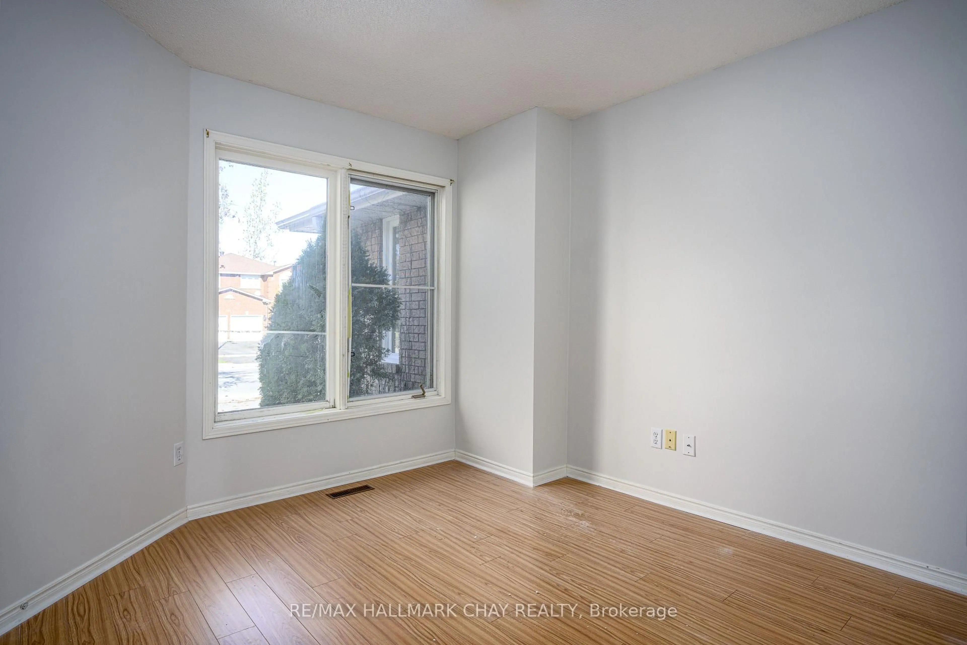 A pic of a room for 197 Livingstone St, Barrie Ontario L4N 6Z9