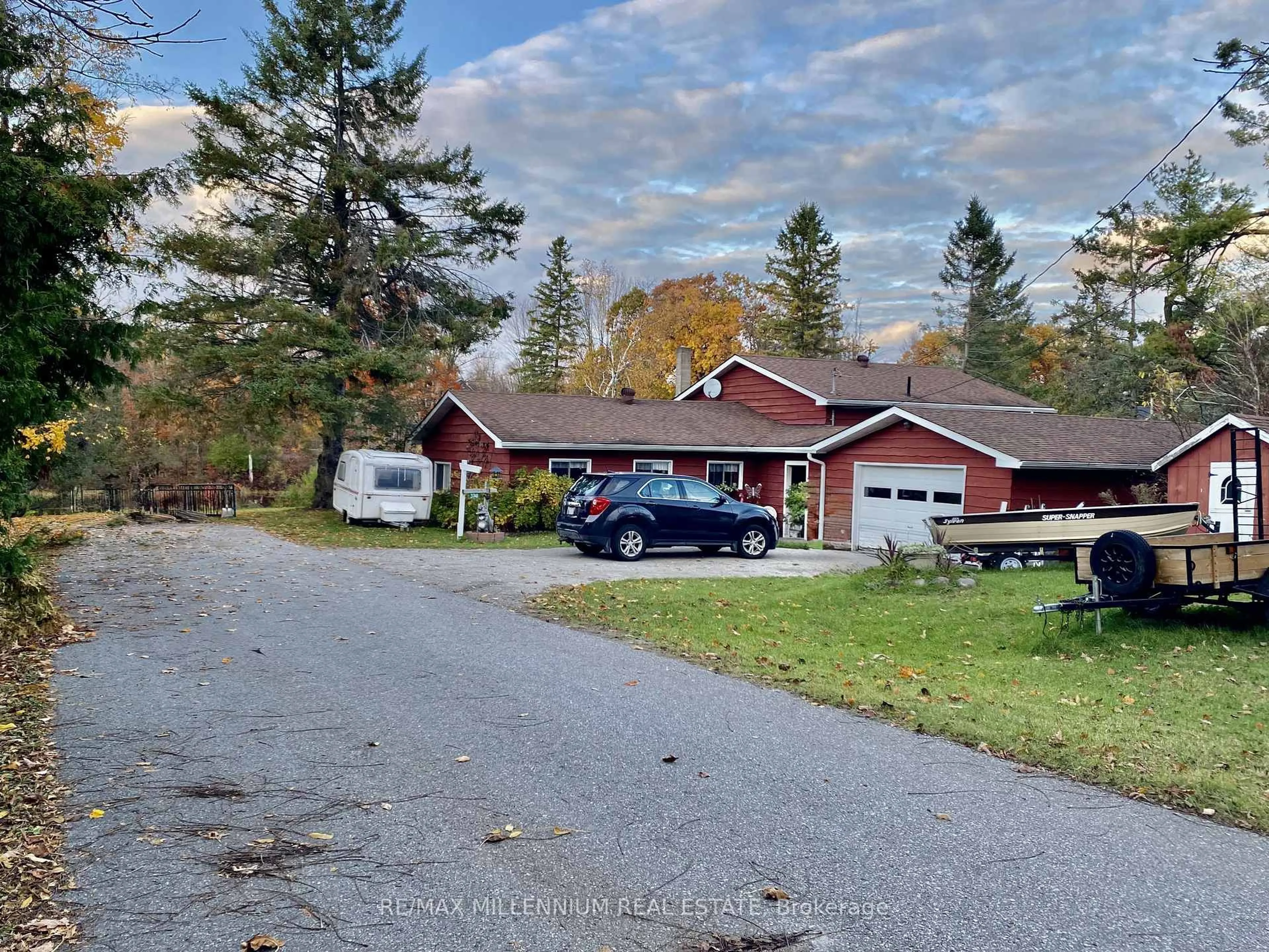 A pic from outside/outdoor area/front of a property/back of a property/a pic from drone, unknown for 3741 Cedar Rapids Dr, Severn Ontario L3V 6H2