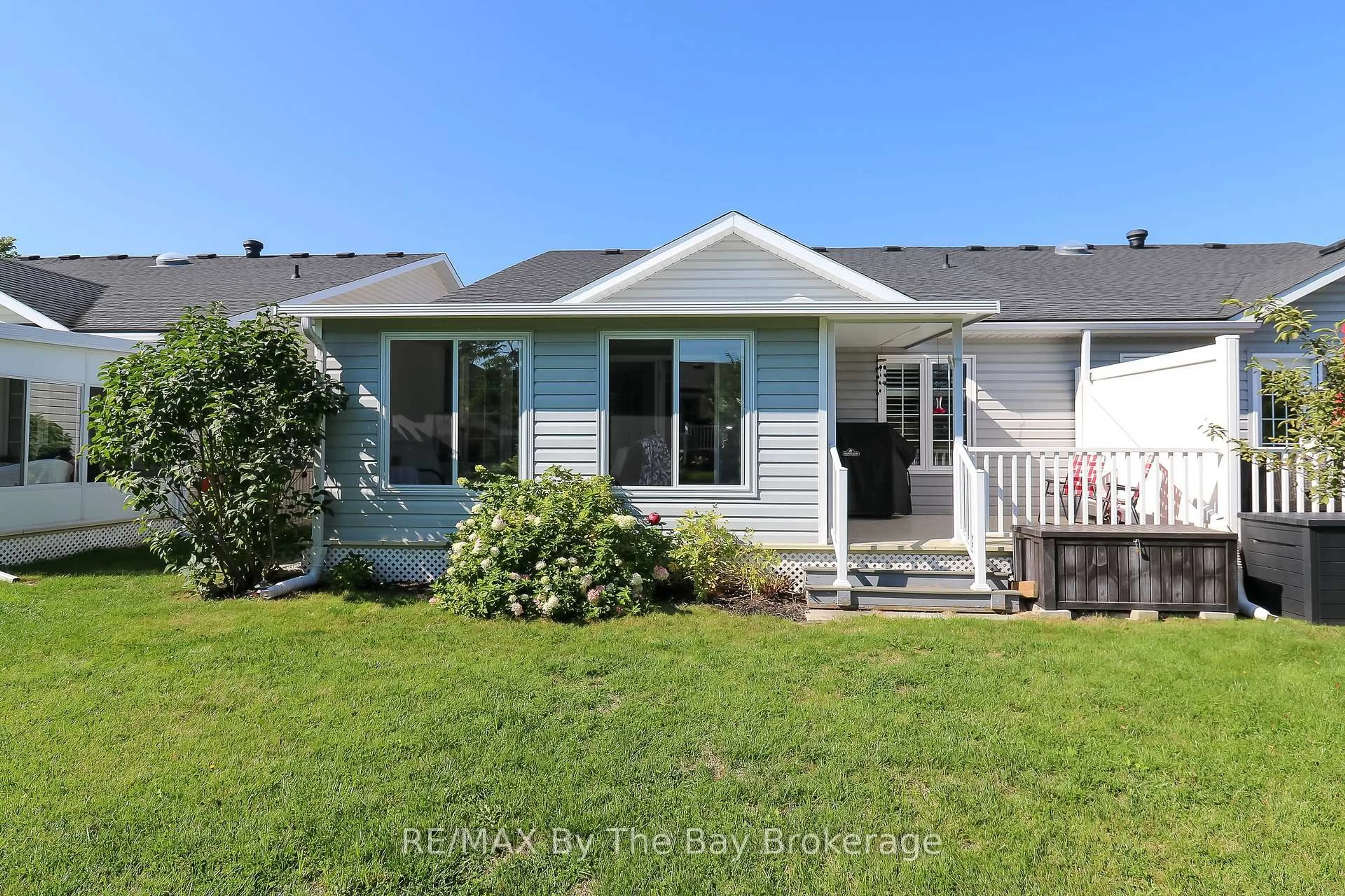 Home with vinyl exterior material, street for 31 New York Ave, Wasaga Beach Ontario L9Z 3A8