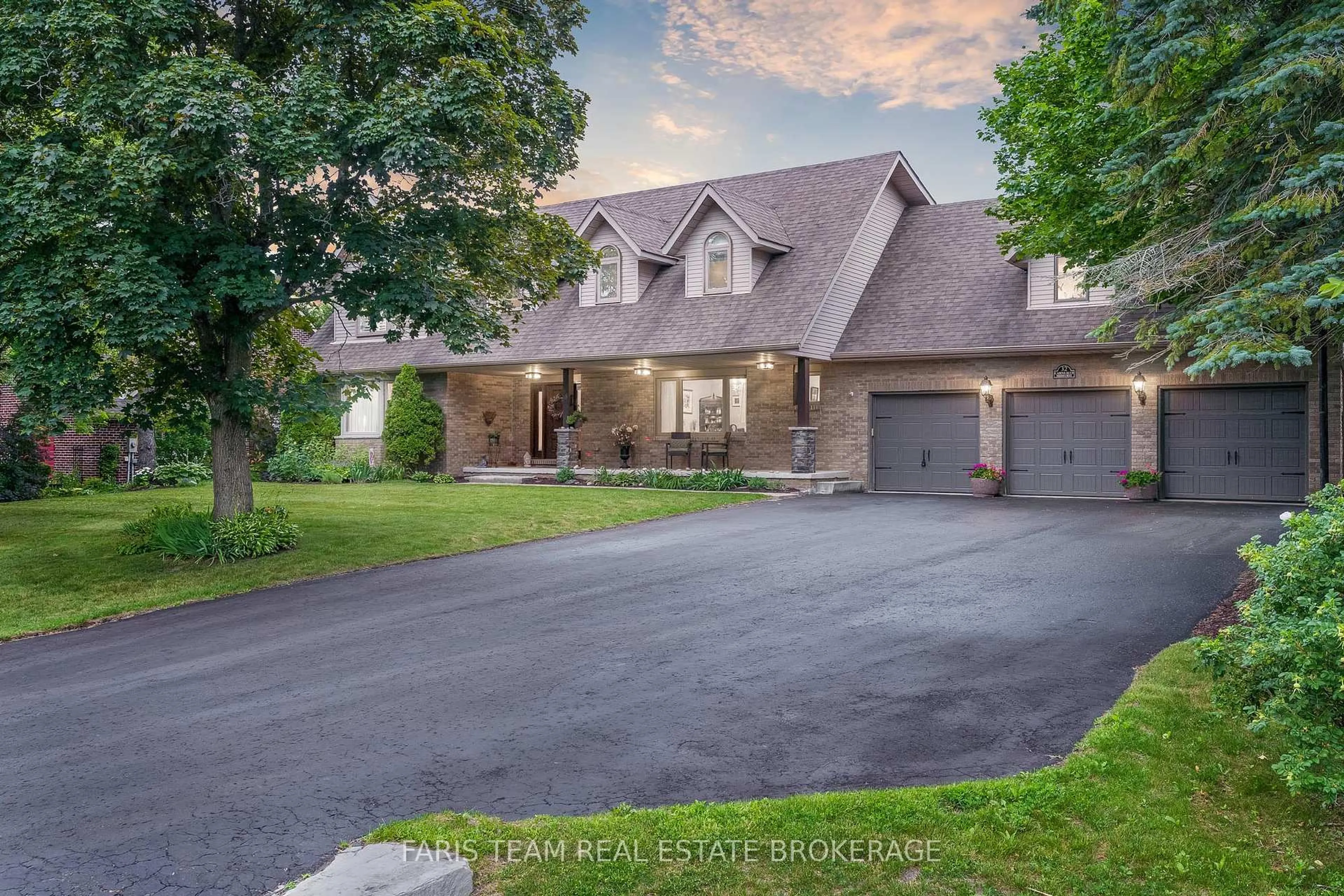 A pic from outside/outdoor area/front of a property/back of a property/a pic from drone, street for 32 Cairns Blvd, Springwater Ontario L9X 0N8