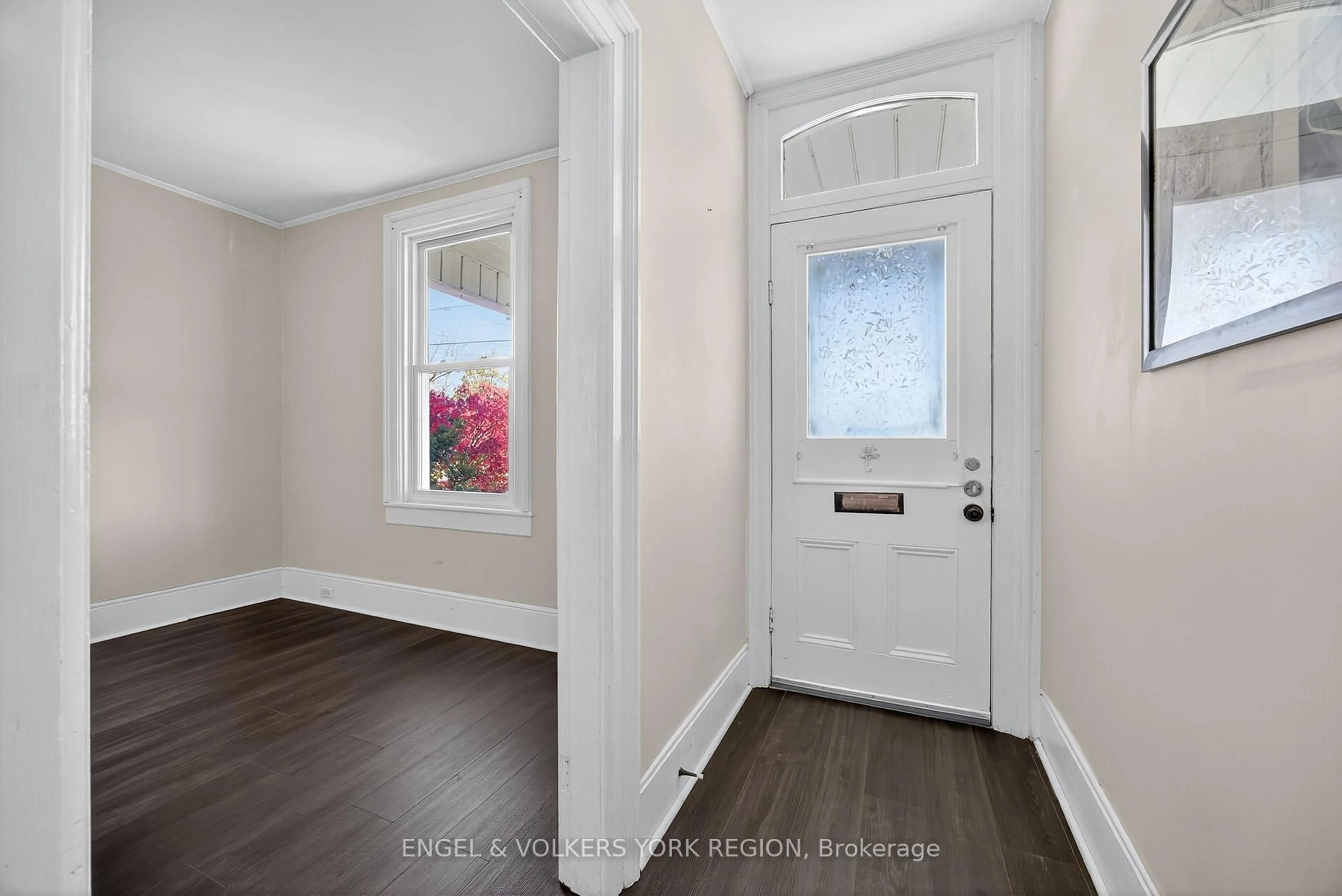 Indoor entryway for 52 Parkside Dr, Barrie Ontario L4N 1W9