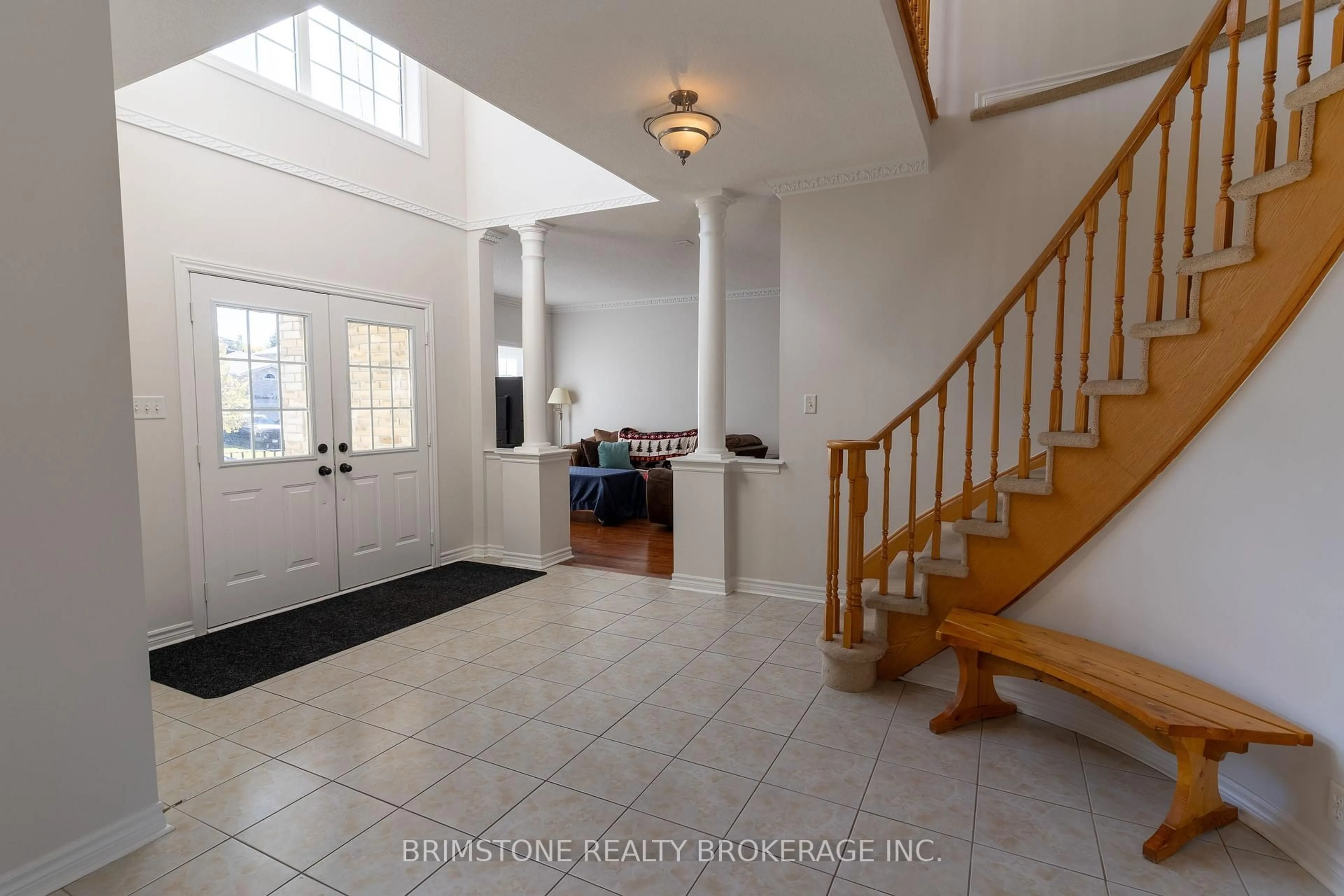 Indoor foyer for 6 Silvercreek Cres, Barrie Ontario L4N 0Z8