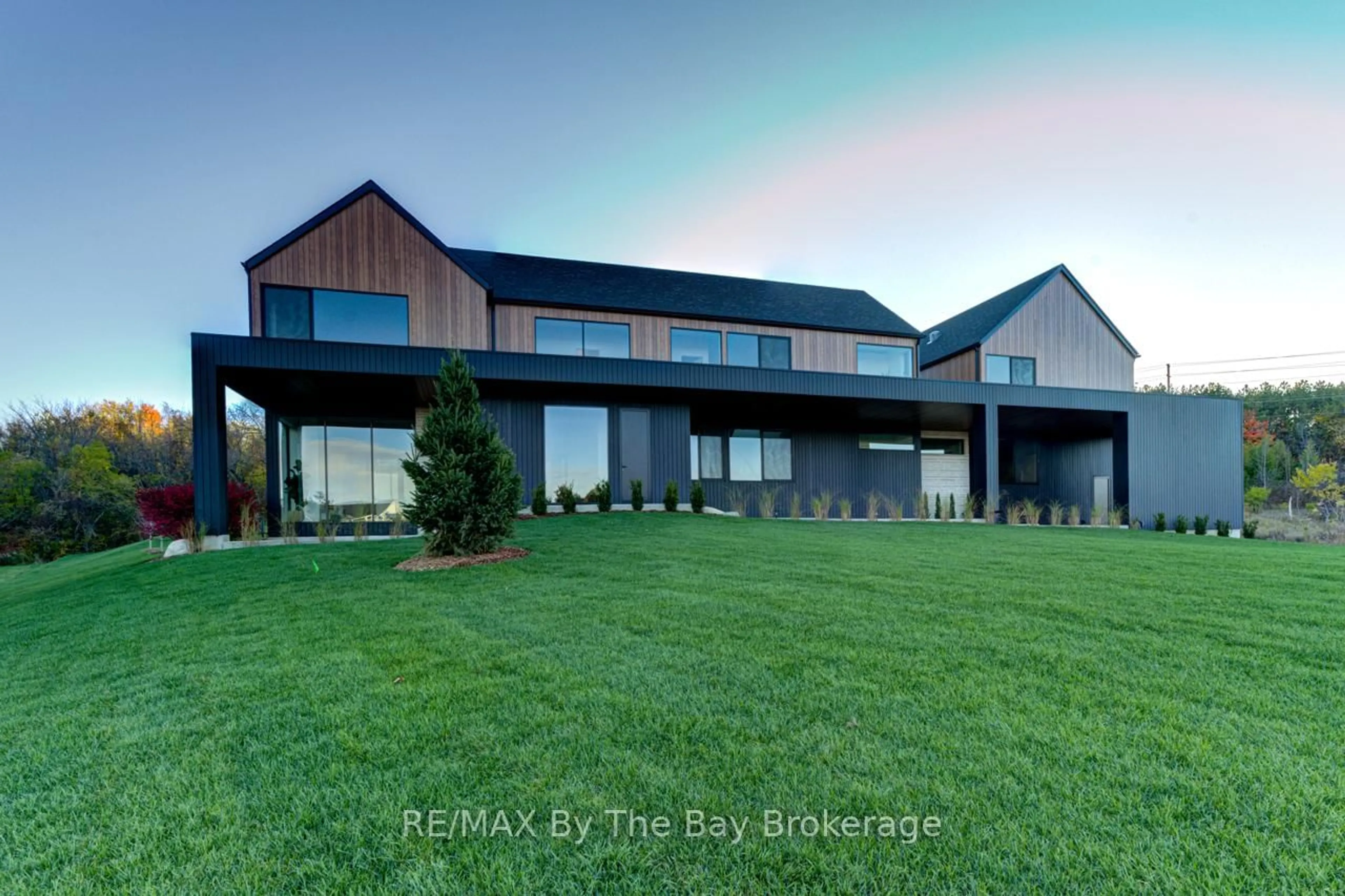 A pic from outside/outdoor area/front of a property/back of a property/a pic from drone, building for 18 Raintree Crt, Clearview Ontario L9Y 0K2