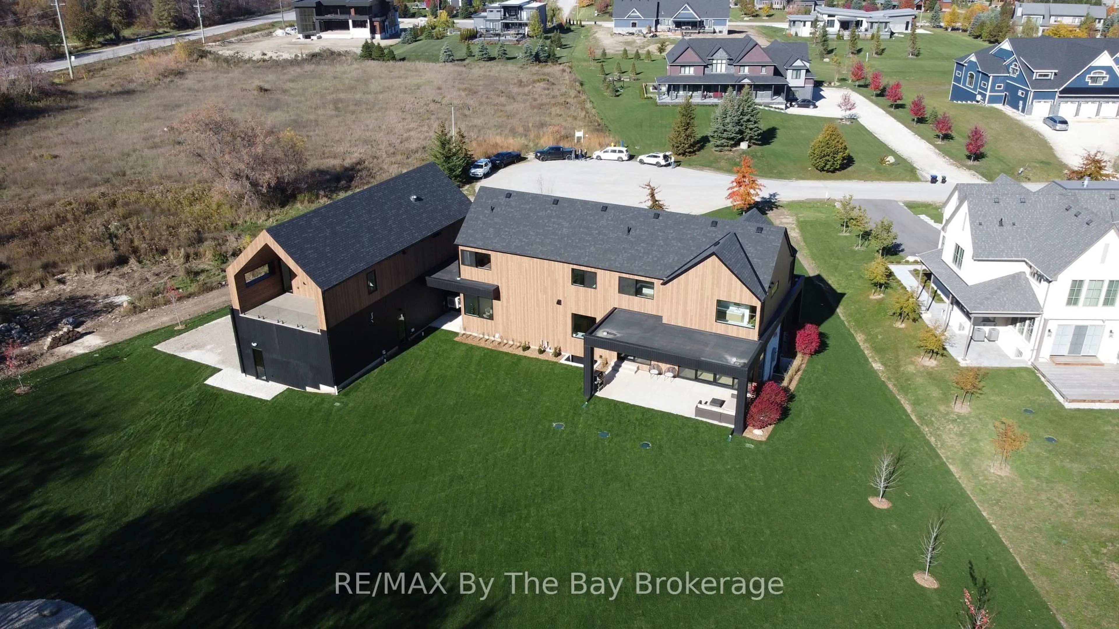 A pic from outside/outdoor area/front of a property/back of a property/a pic from drone, building for 18 Raintree Crt, Clearview Ontario L9Y 0K2
