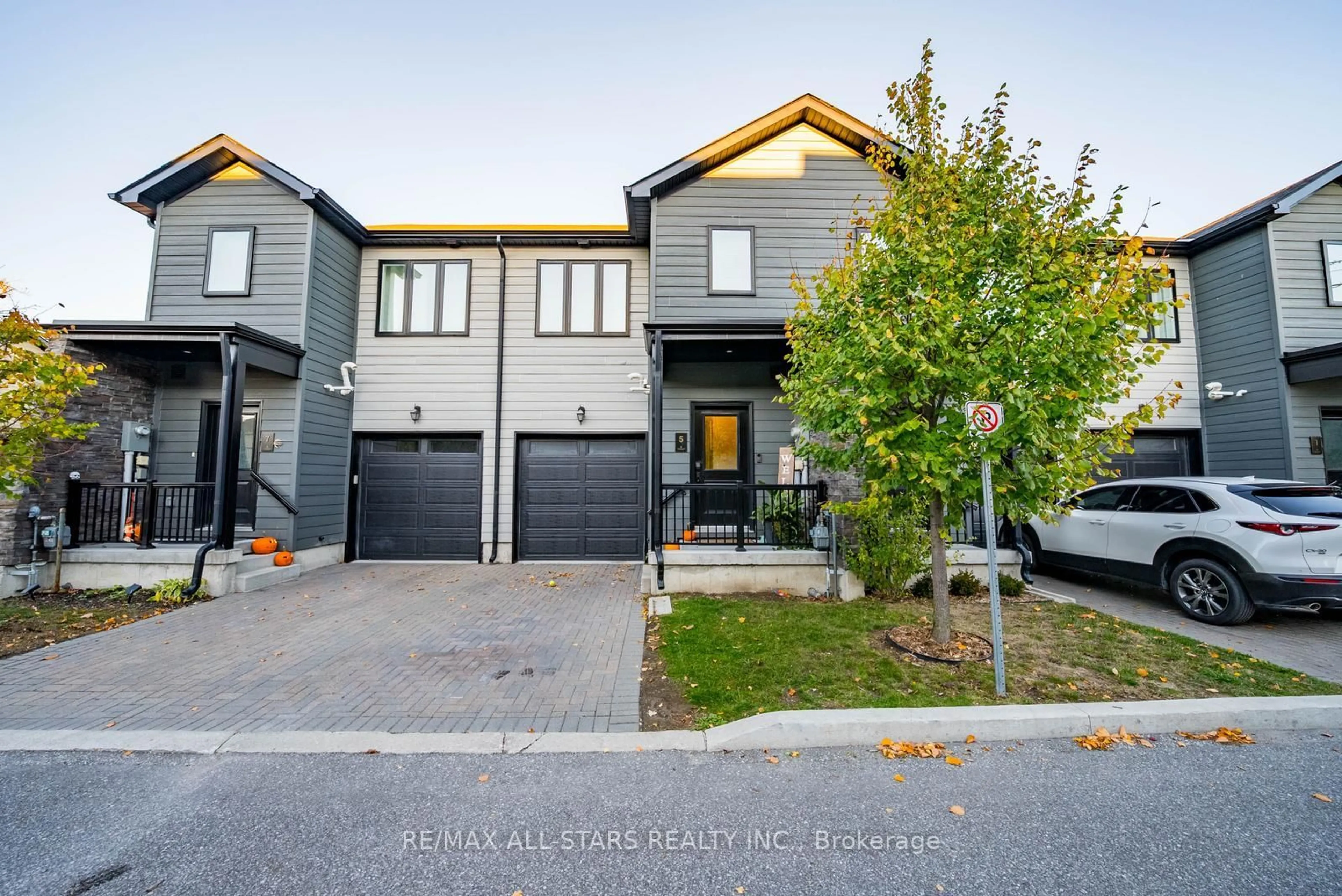 A pic from outside/outdoor area/front of a property/back of a property/a pic from drone, street for 5 Stonehart Lane #20, Barrie Ontario L4M 7E8