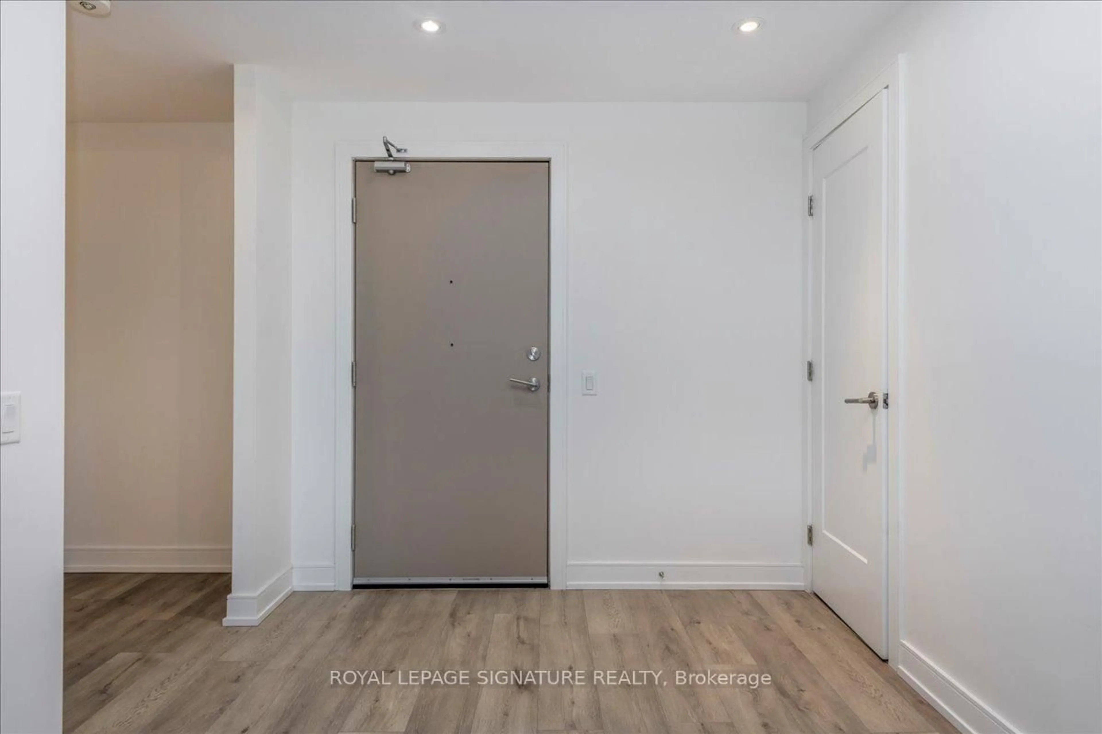 Indoor entryway for 185 Dunlop St #517, Barrie Ontario L4M 0L7
