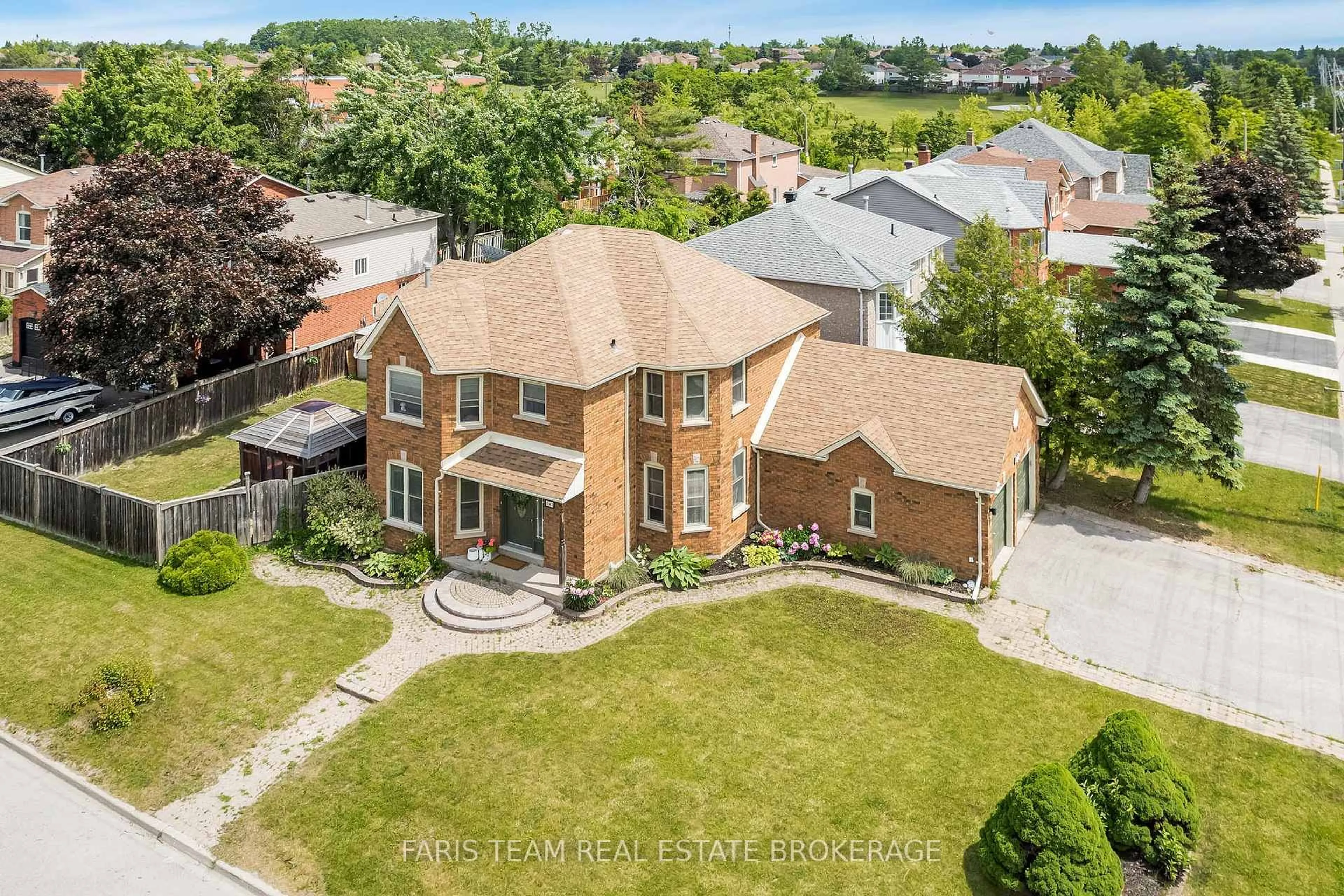 A pic from outside/outdoor area/front of a property/back of a property/a pic from drone, street for 142 Livingstone St, Barrie Ontario L4N 7J5