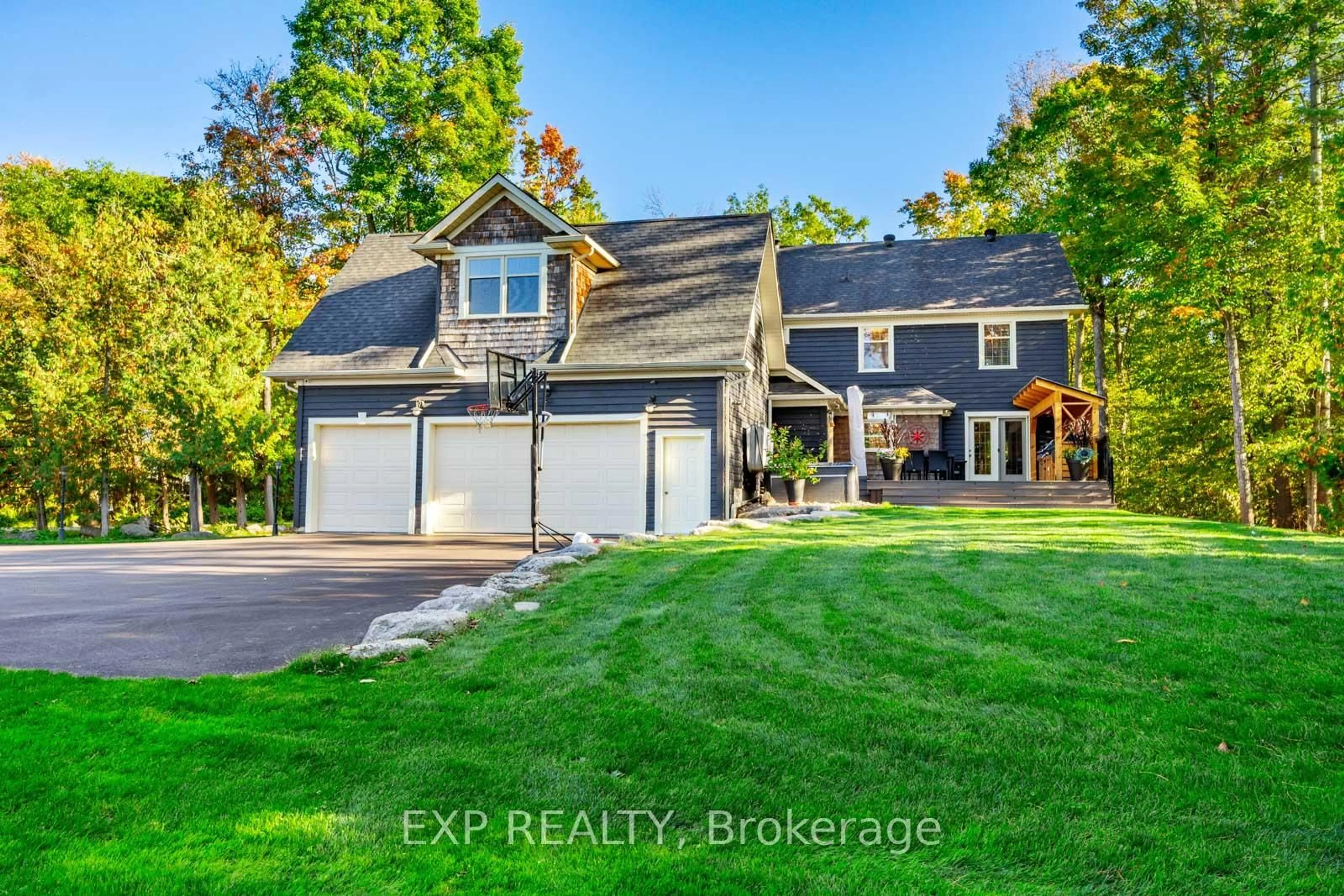 A pic from outside/outdoor area/front of a property/back of a property/a pic from drone, street for 4146 Forest Wood Dr, Severn Ontario L3V 6H3