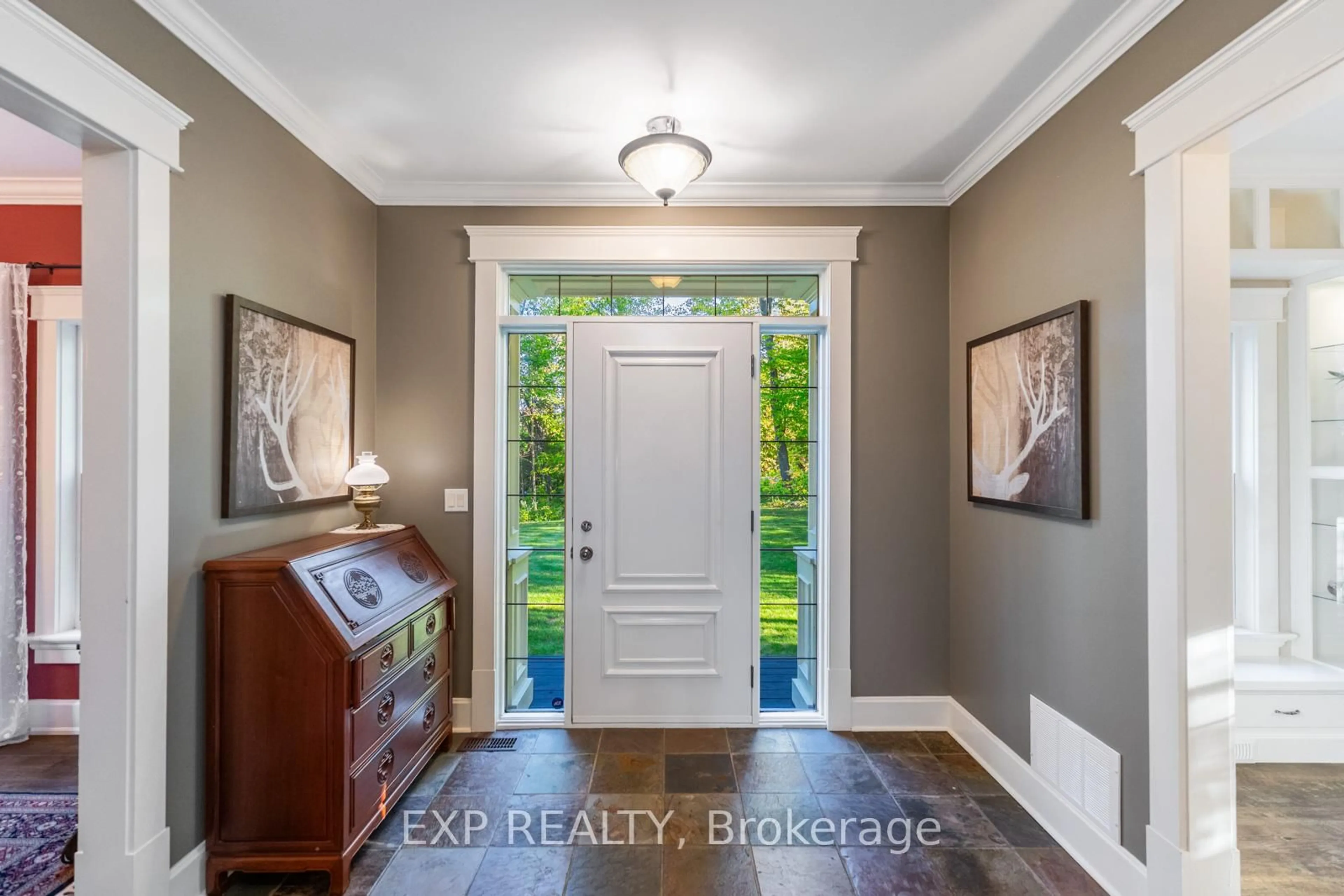 Indoor entryway for 4146 Forest Wood Dr, Severn Ontario L3V 6H3