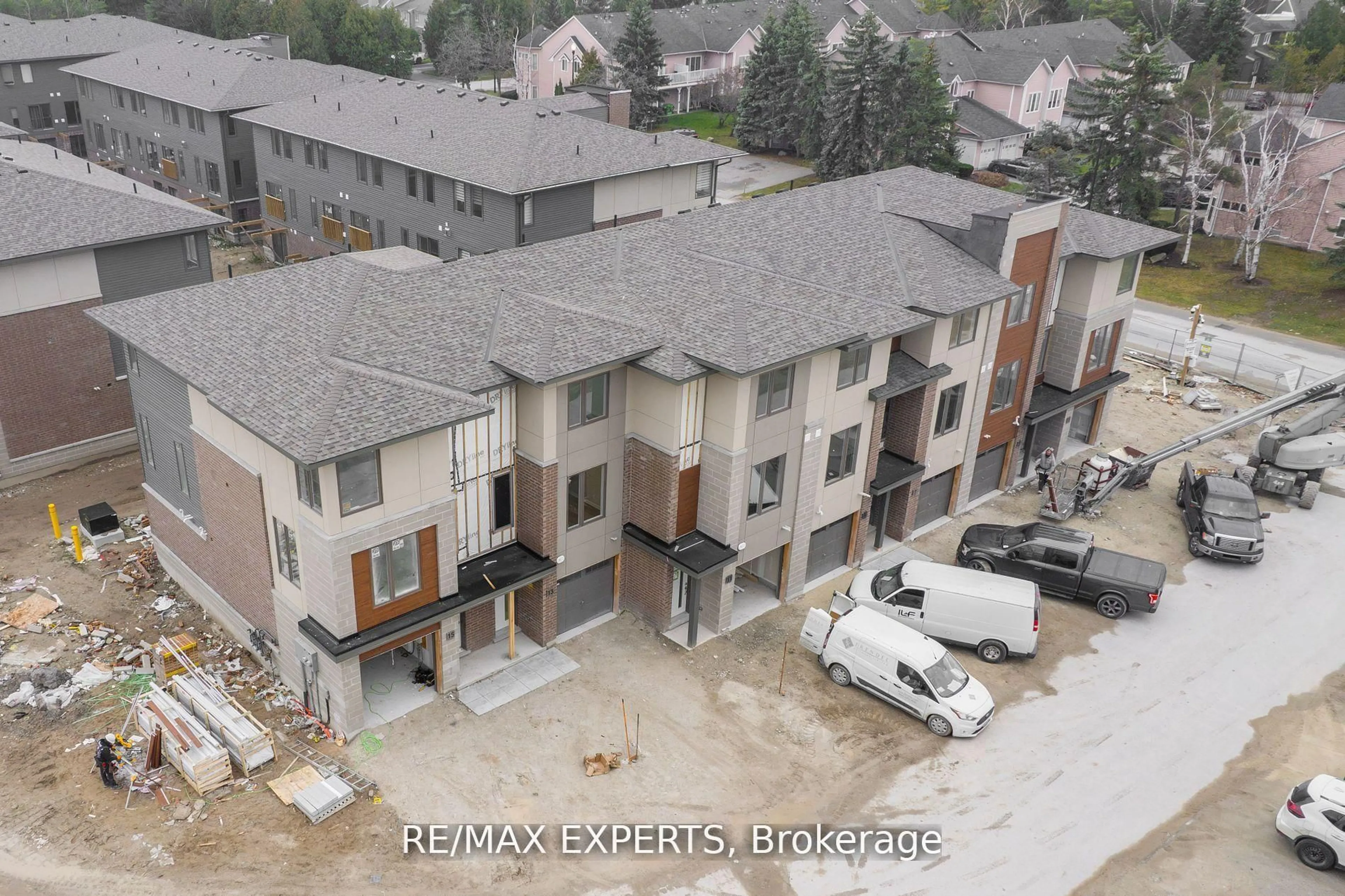 A pic from outside/outdoor area/front of a property/back of a property/a pic from drone, building for 13 Winters Cres, Collingwood Ontario L9Y 5H8