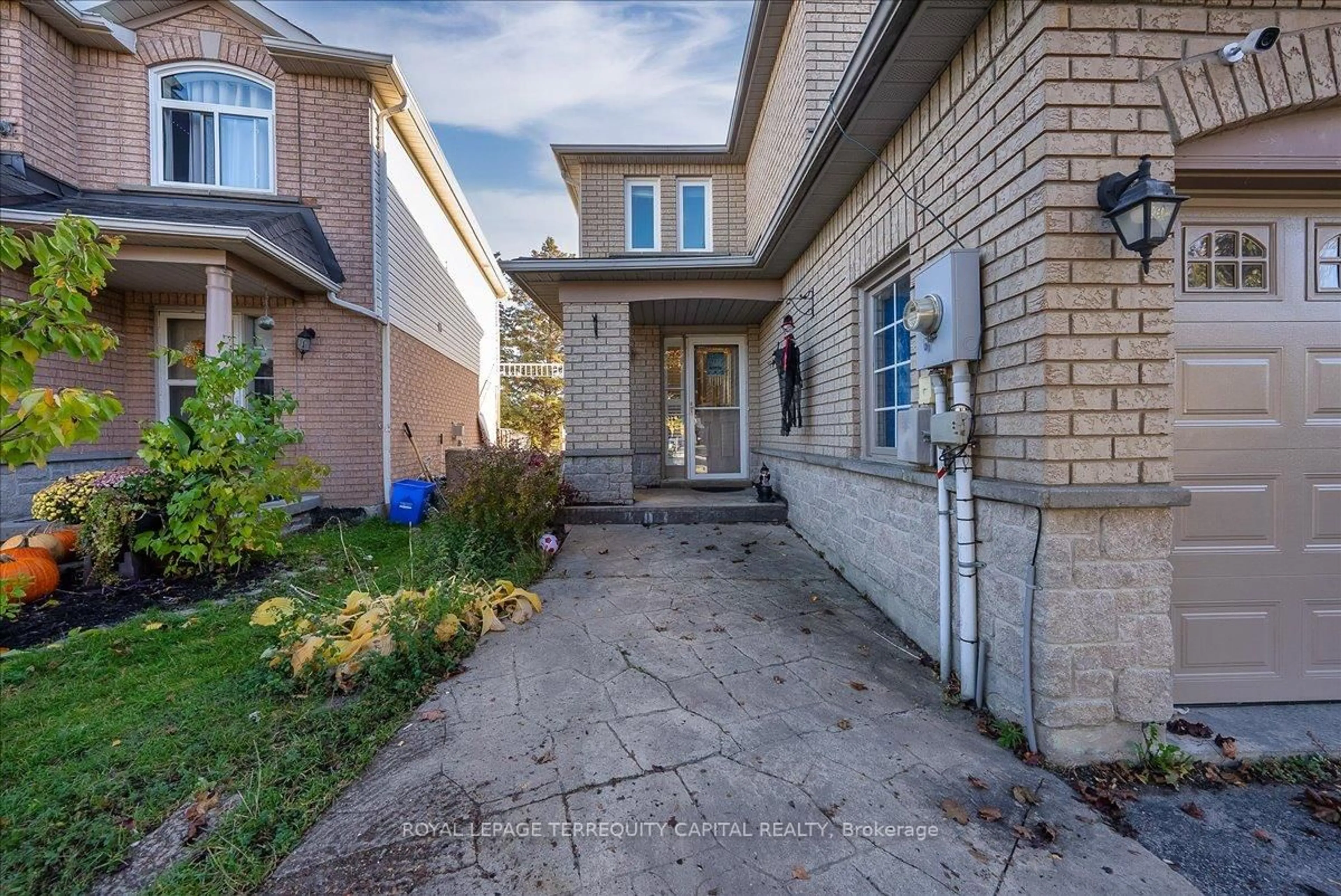 Home with brick exterior material, street for 118 Leslie Ave, Barrie Ontario L4N 9P4