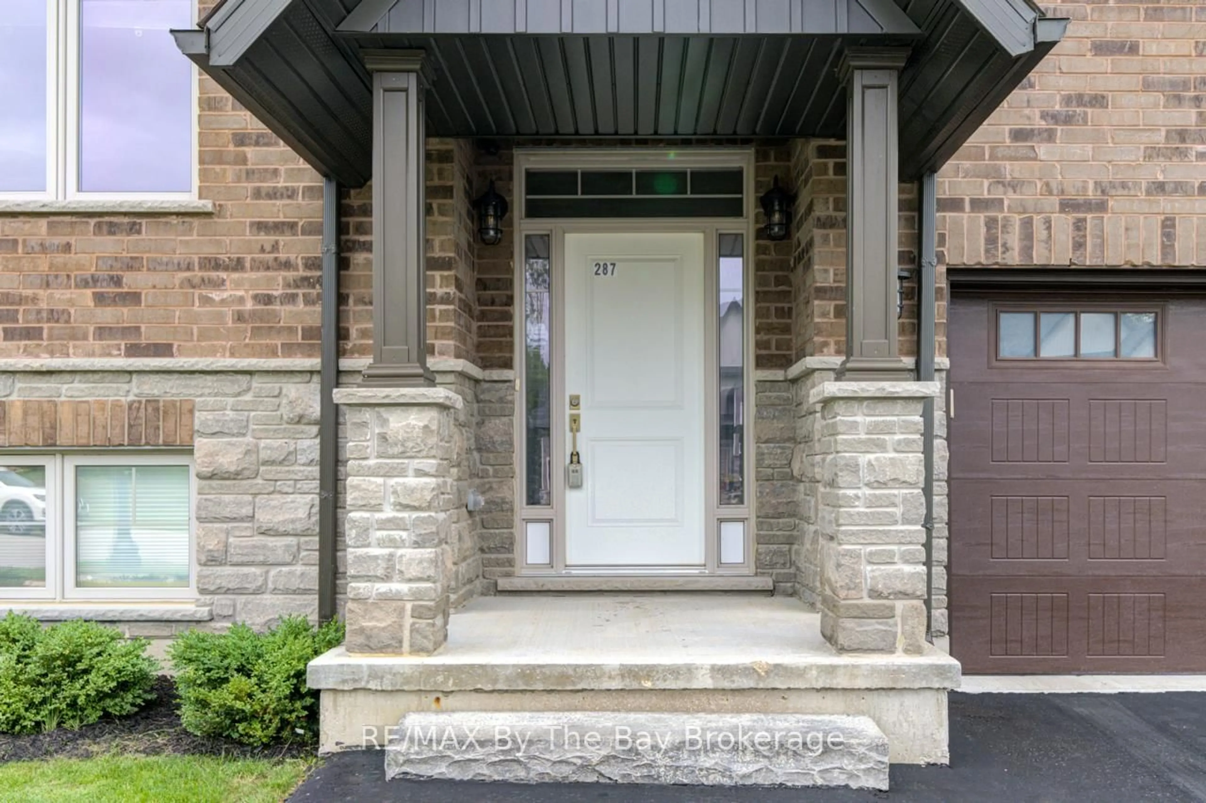 Indoor entryway for 287 Robinson Rd, Wasaga Beach Ontario L9Z 3A3