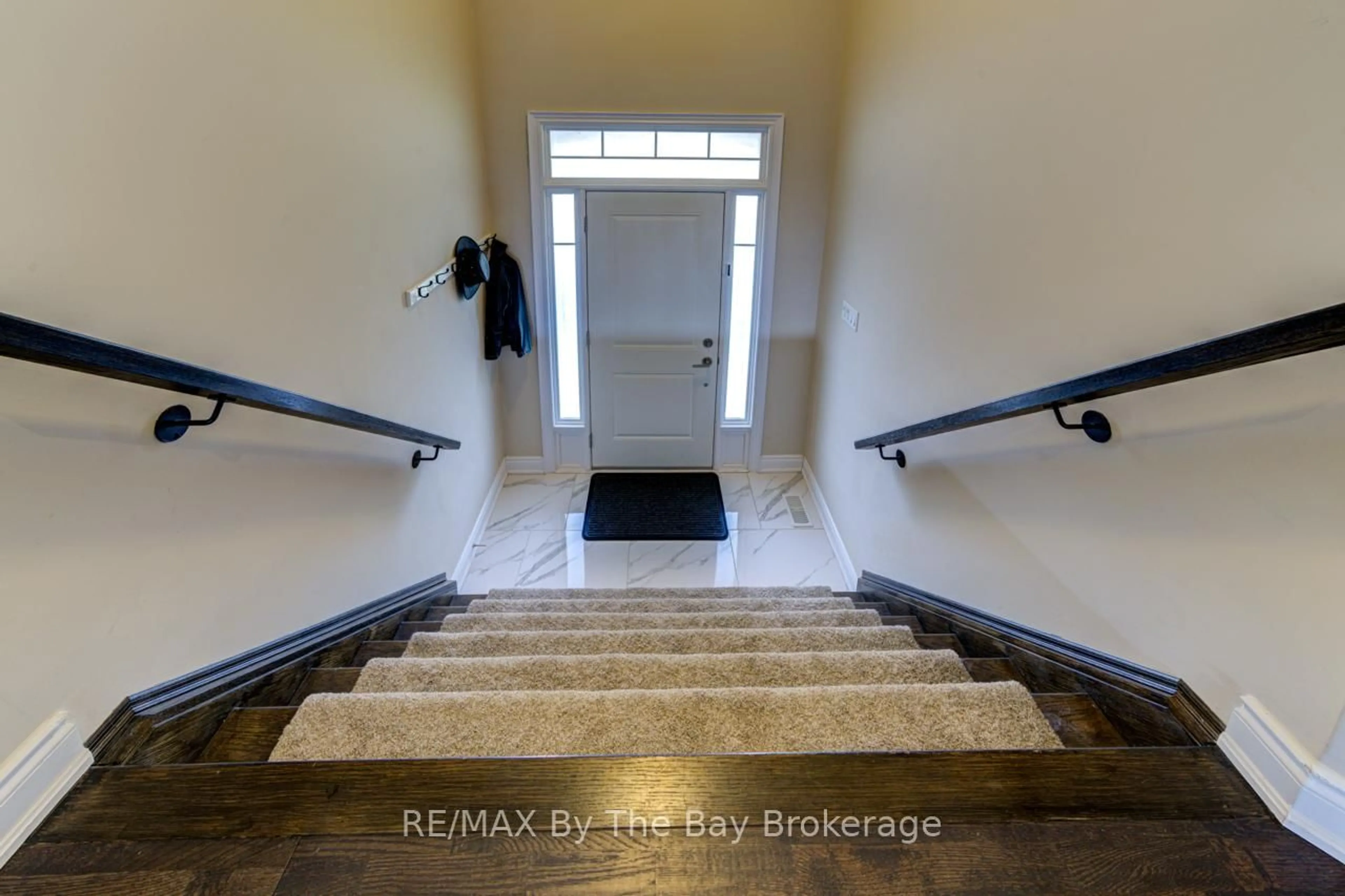 Indoor entryway for 287 Robinson Rd, Wasaga Beach Ontario L9Z 3A3