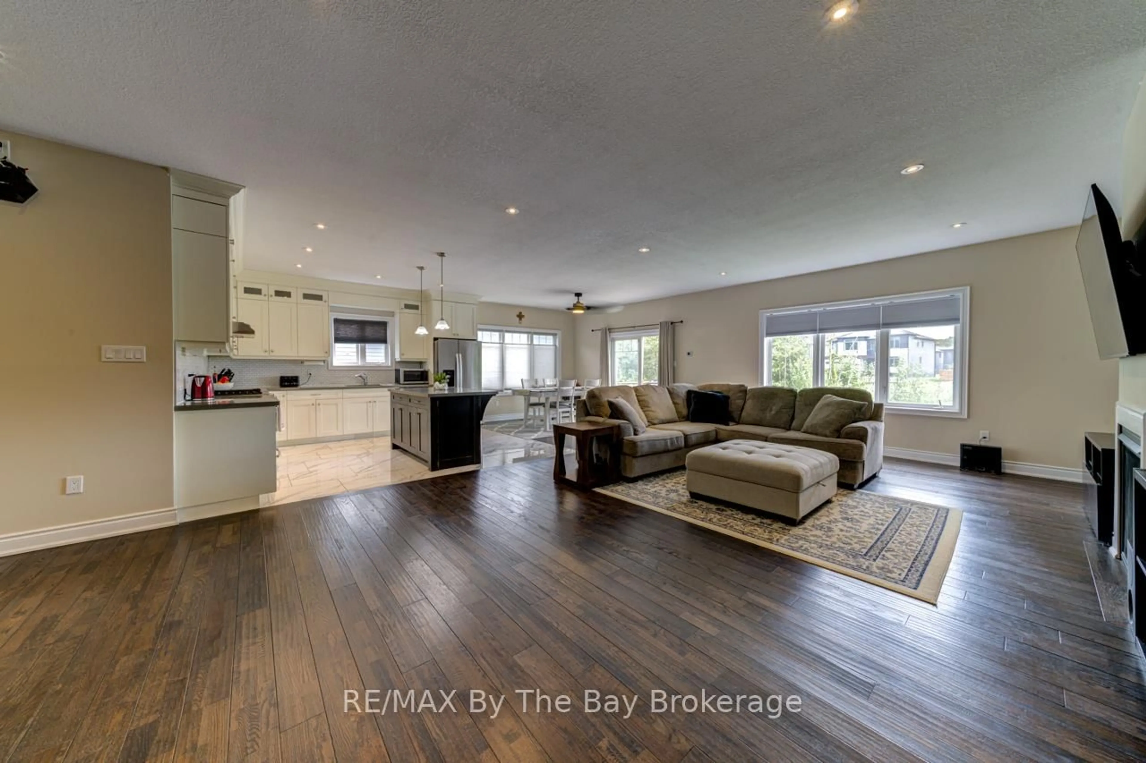 Open concept kitchen, unknown for 287 Robinson Rd, Wasaga Beach Ontario L9Z 3A3