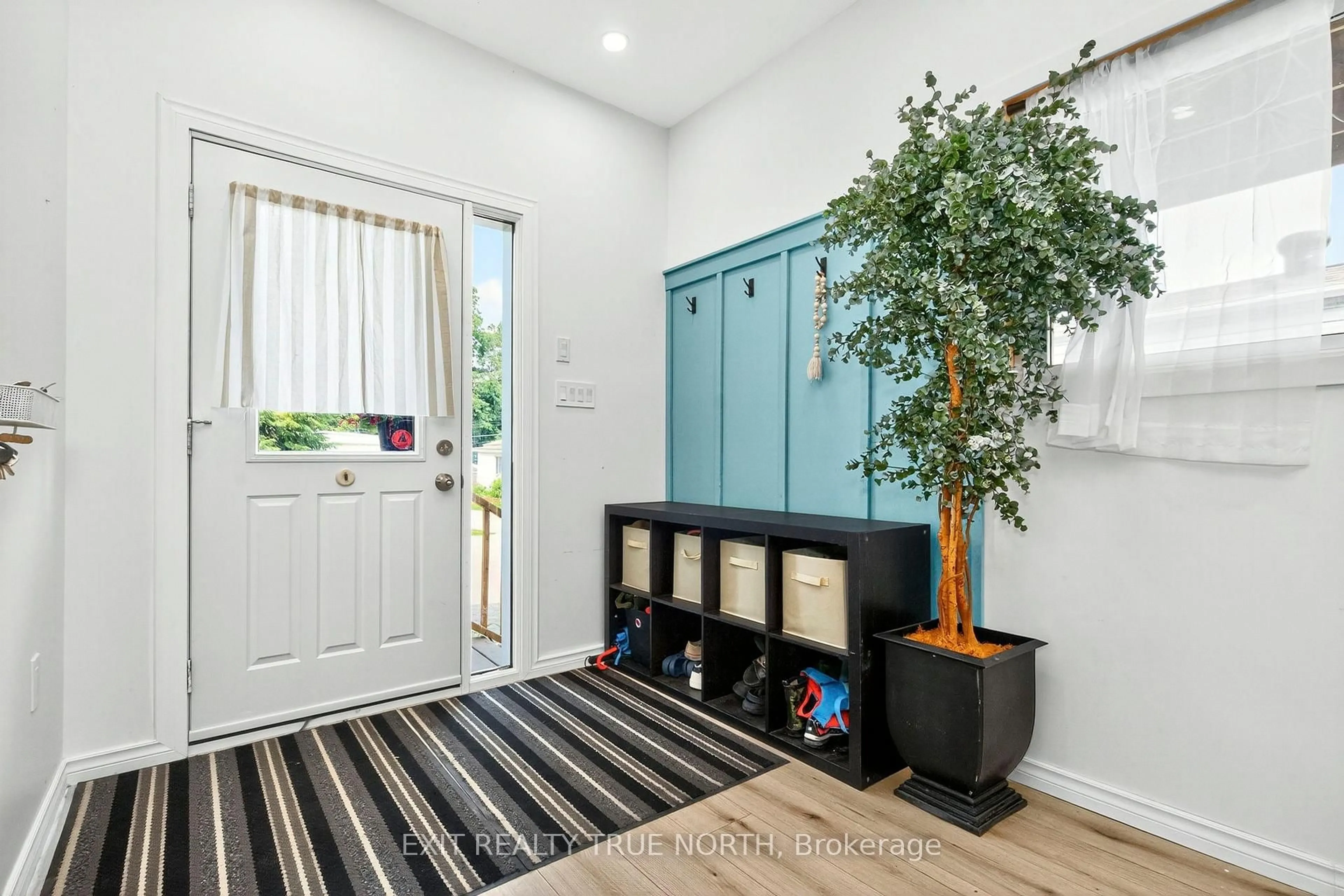 Indoor entryway for 19 Vic's Rd, Midland Ontario L4R 0B9