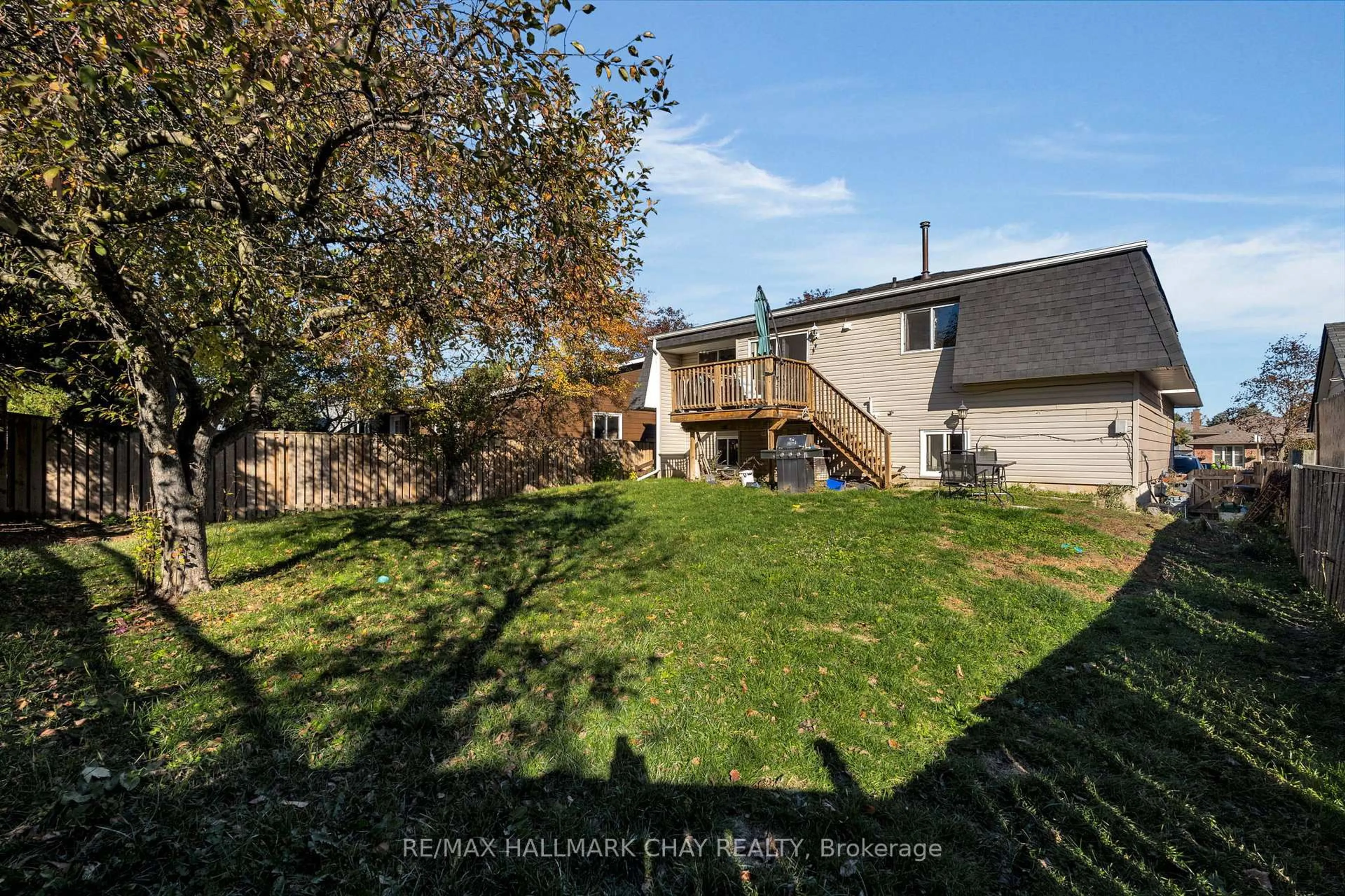 A pic from outside/outdoor area/front of a property/back of a property/a pic from drone, unknown for 46 Carol Rd, Barrie Ontario L4N 3P7