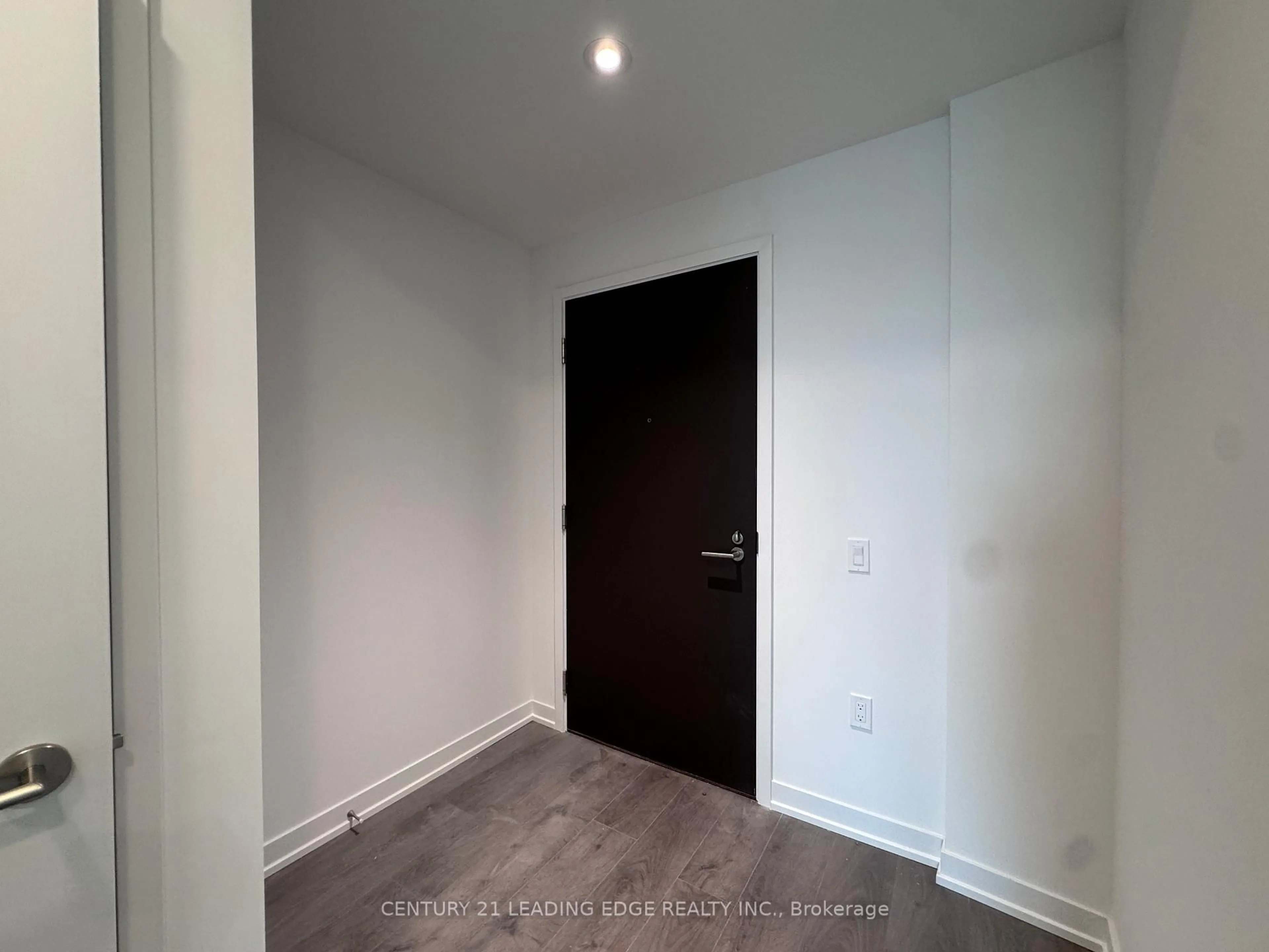 Indoor entryway for 39 Mary St #2107, Barrie Ontario L4N 1S9