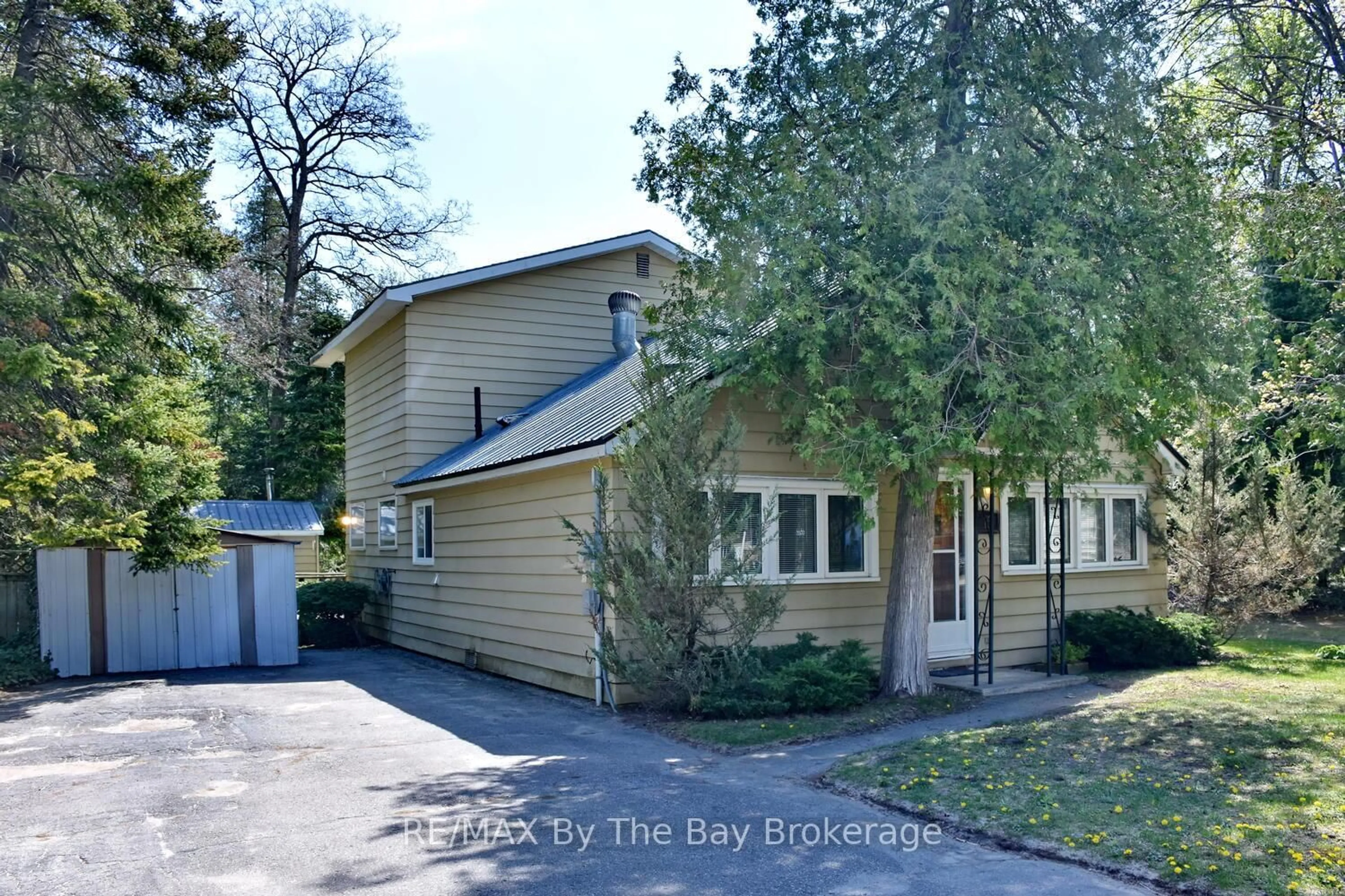 A pic from outside/outdoor area/front of a property/back of a property/a pic from drone, street for 15 Sylvan Ave, Wasaga Beach Ontario L9Z 1T3