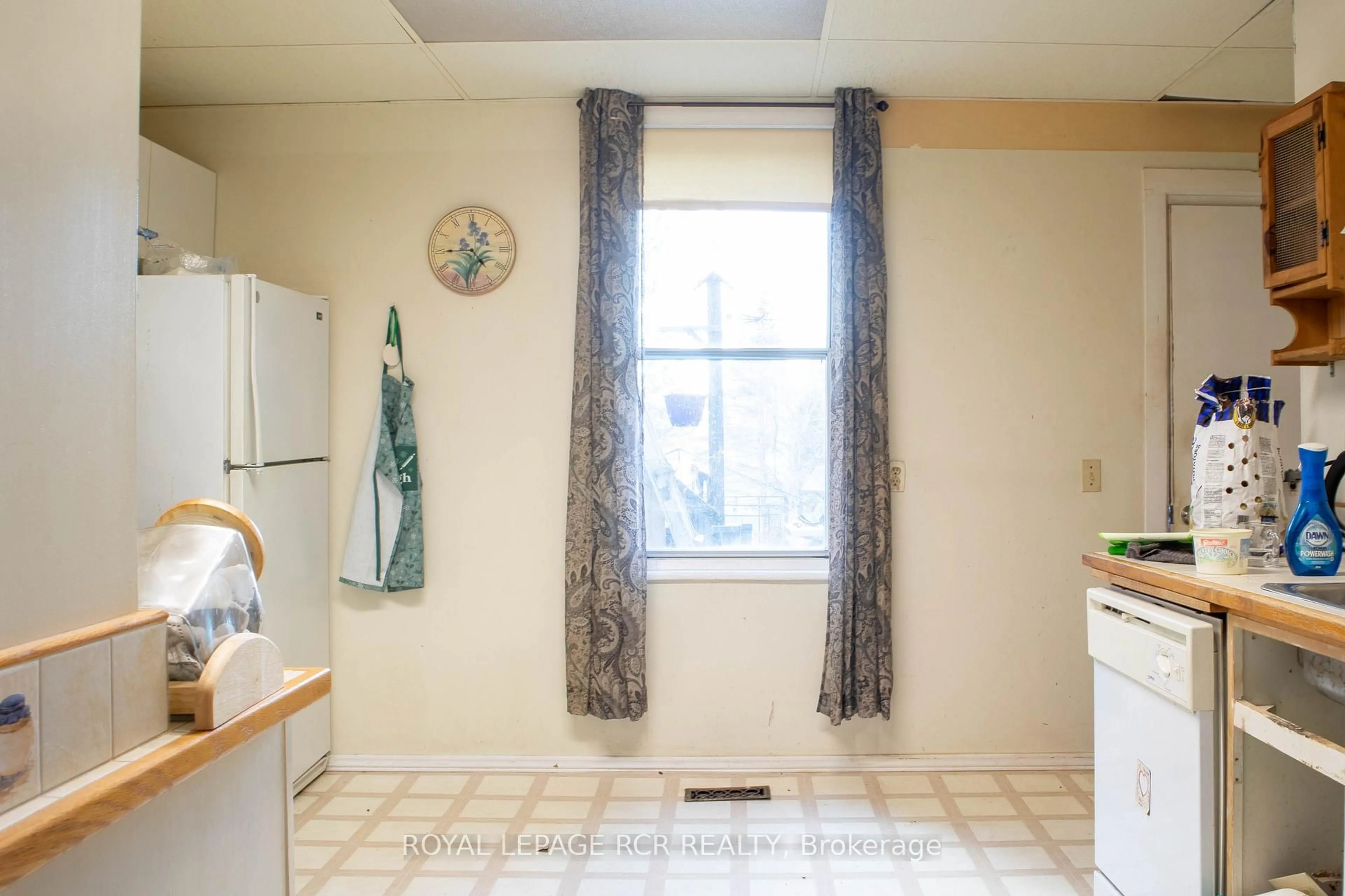 Unknown for 644 Bay St, Midland Ontario L4R 1L9