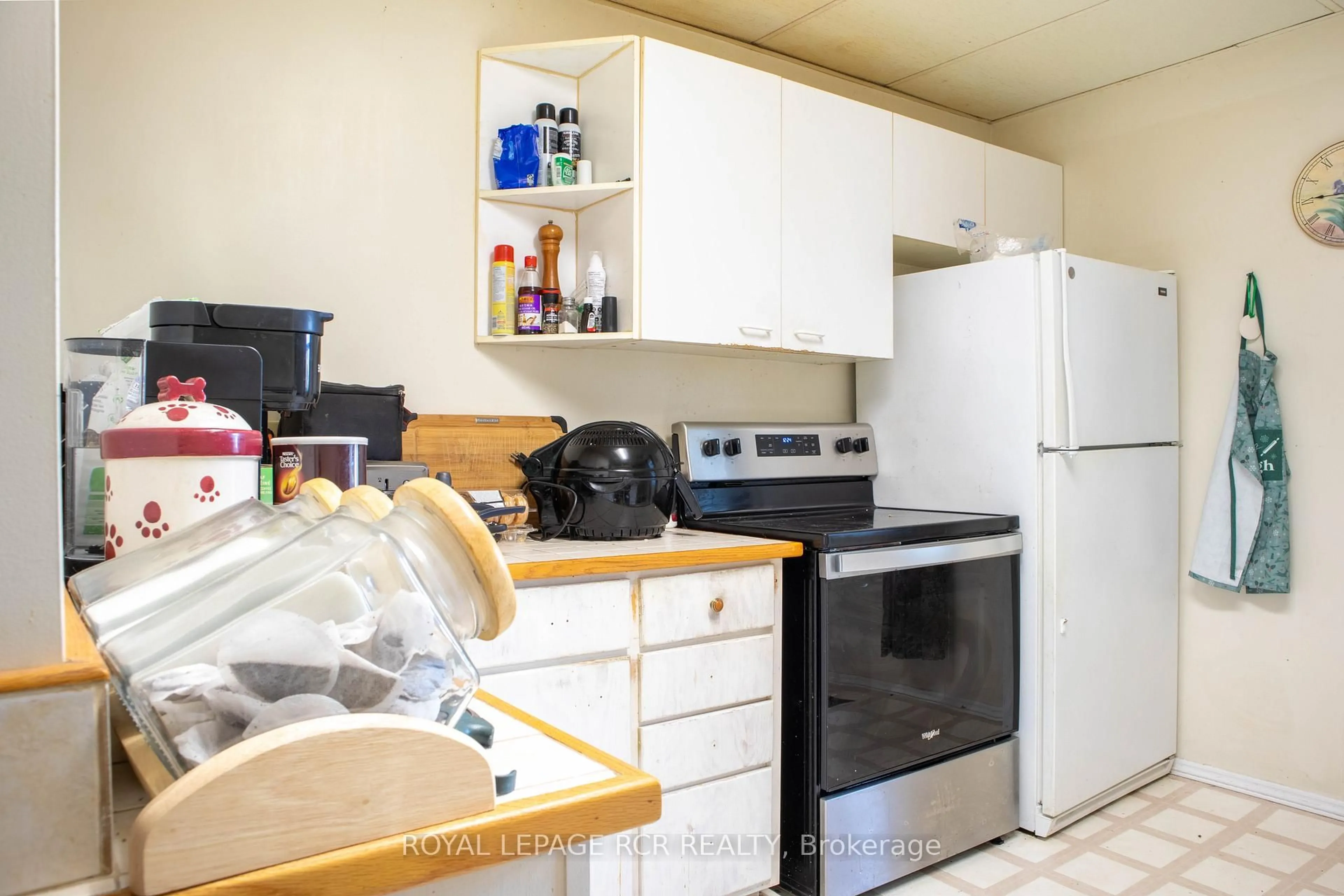 Standard kitchen, unknown for 644 Bay St, Midland Ontario L4R 1L9